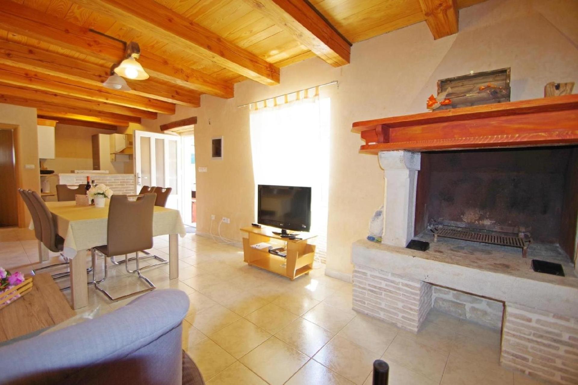 Ferienhaus in Kavran mit Terrasse, Garten und Grill