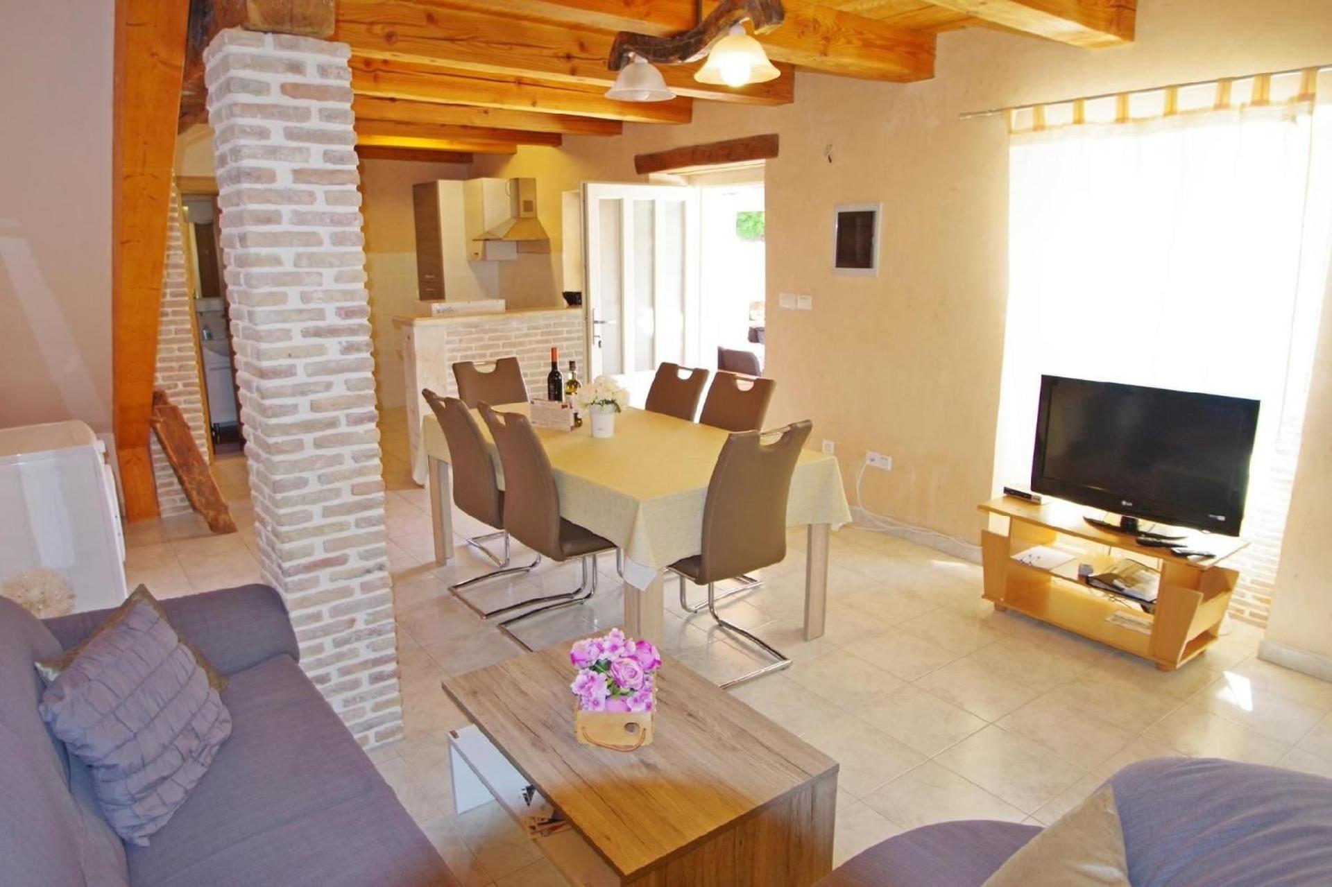 Ferienhaus in Kavran mit Terrasse, Garten und Grill