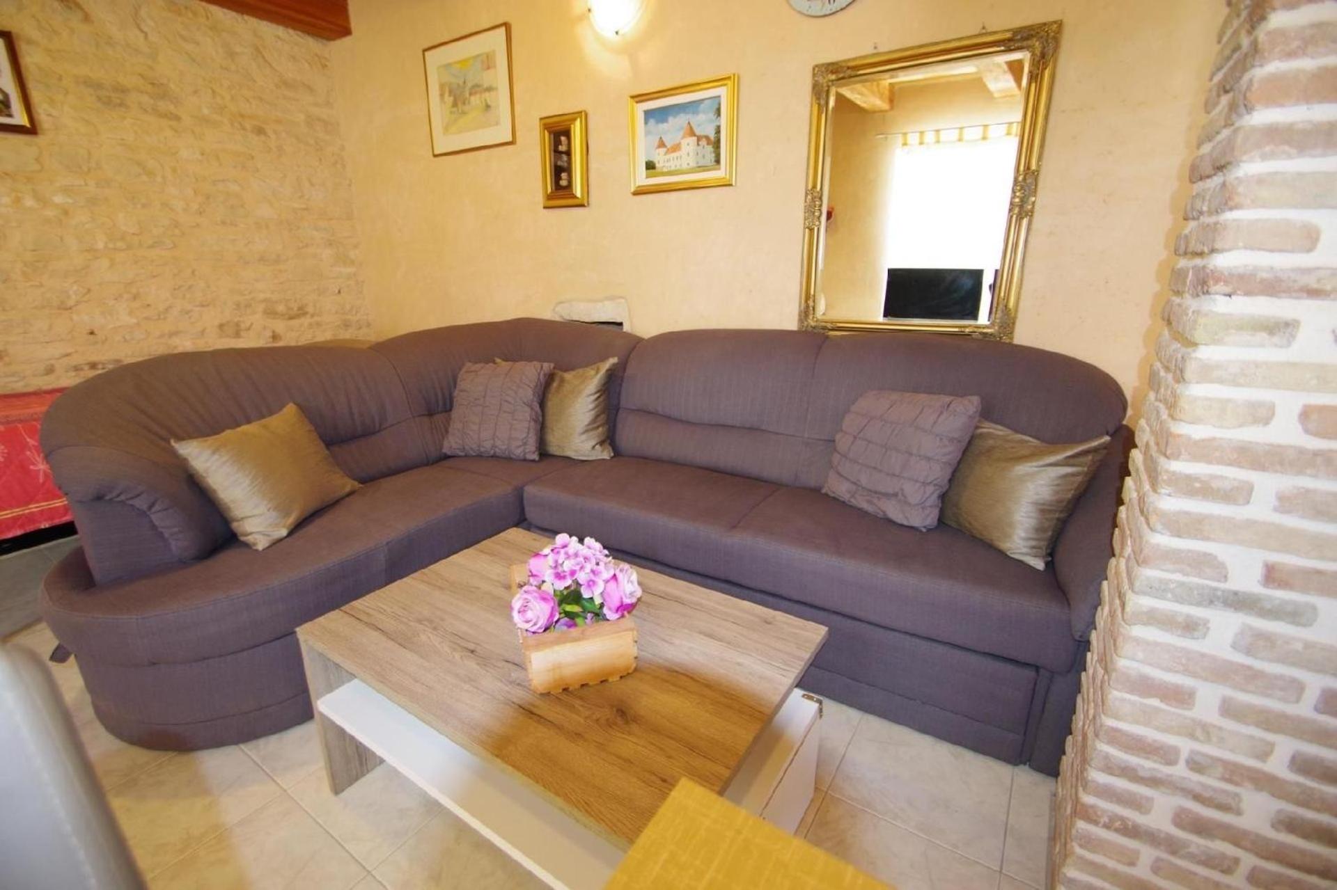 Ferienhaus in Kavran mit Terrasse, Garten und Grill