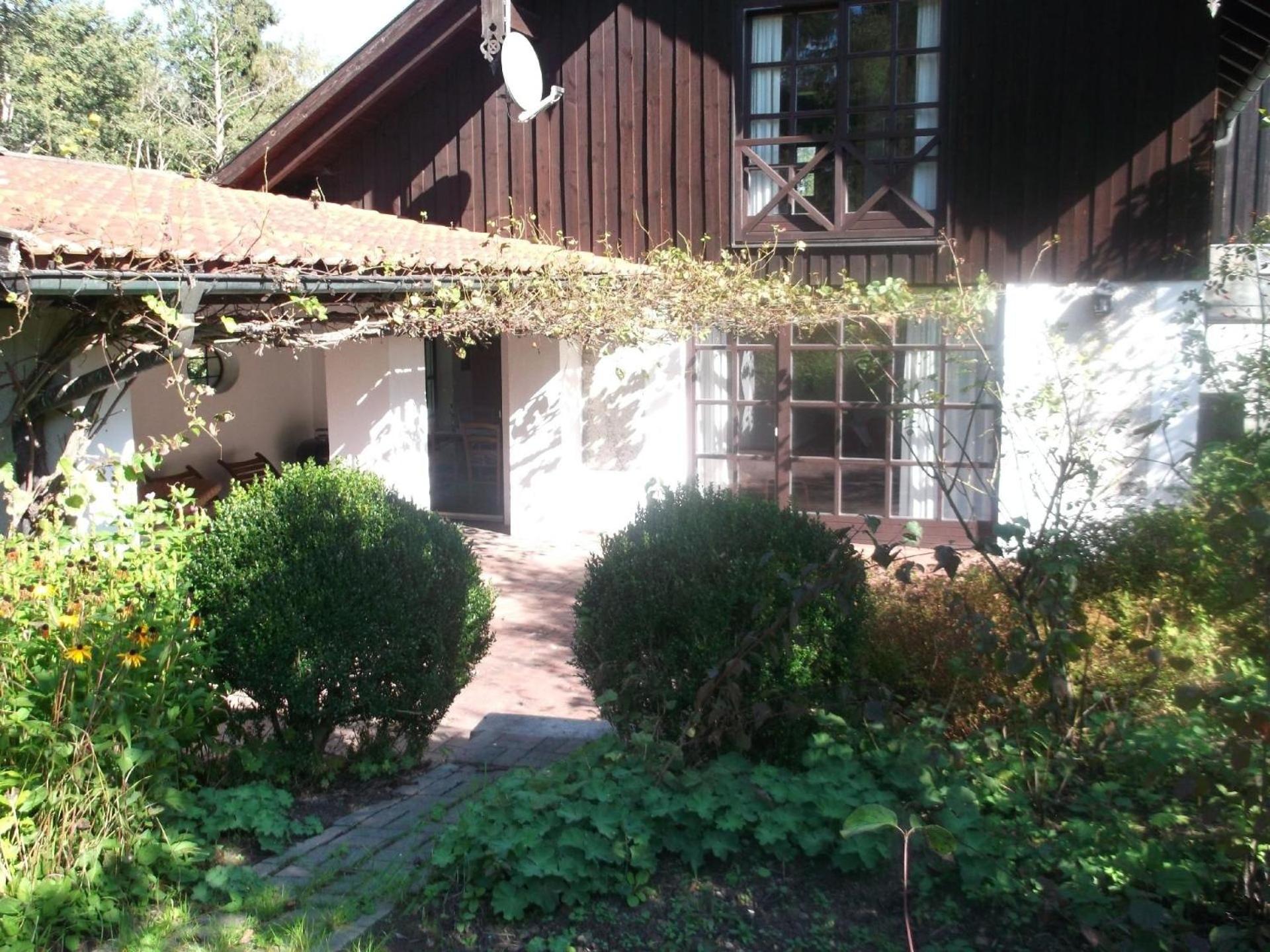 Ferienhaus für drei Personen mit Terrasse und eigenem Gartenanteil