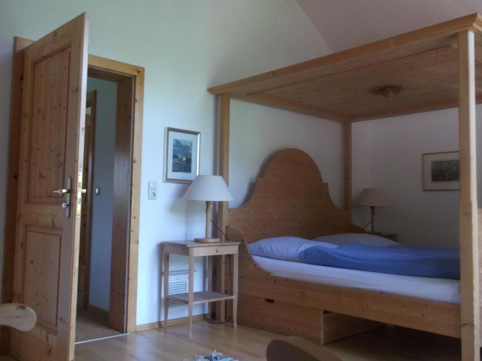Ferienhaus für drei Personen mit Terrasse und eigenem Gartenanteil