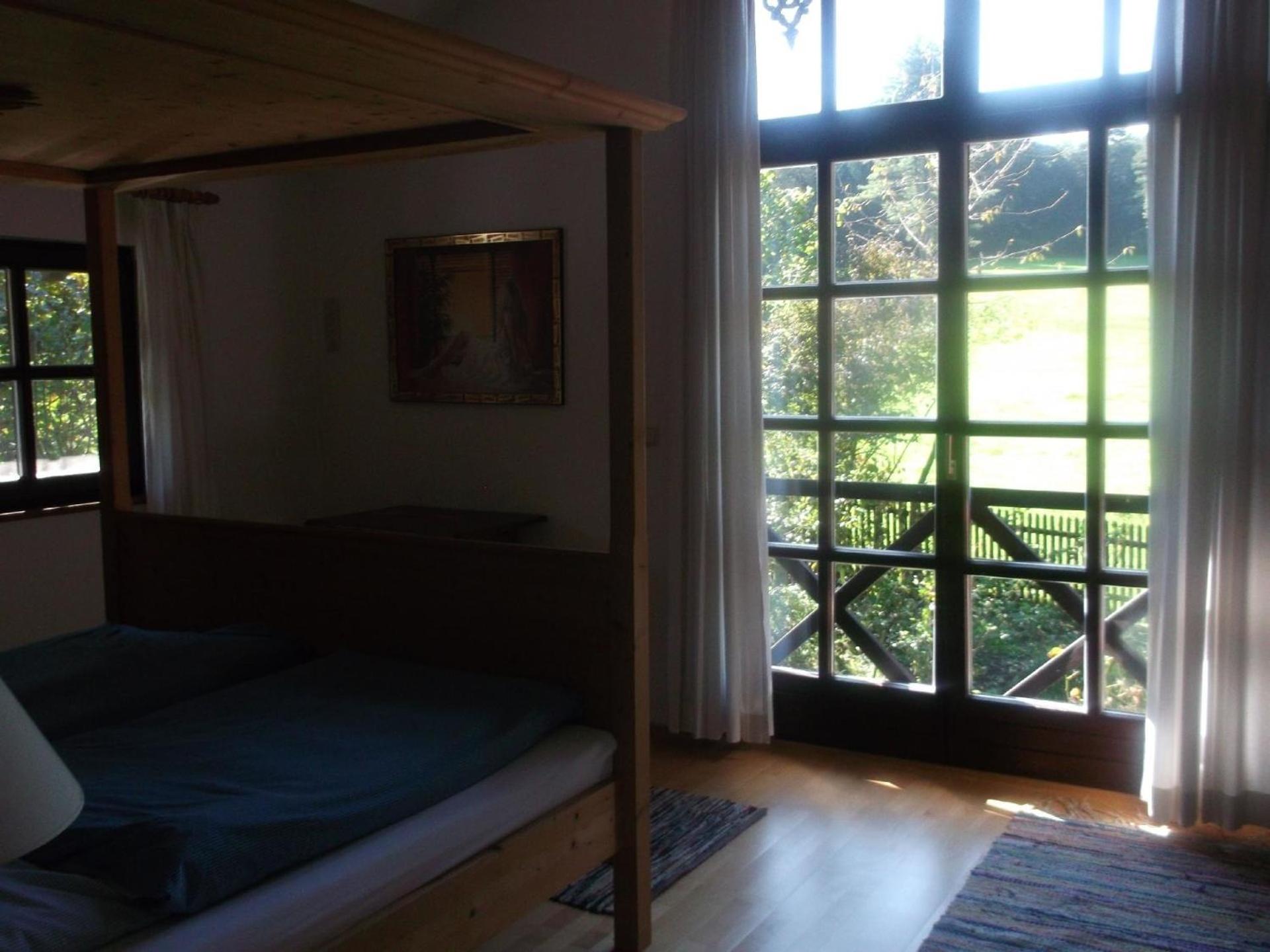 Ferienhaus für drei Personen mit Terrasse und eigenem Gartenanteil