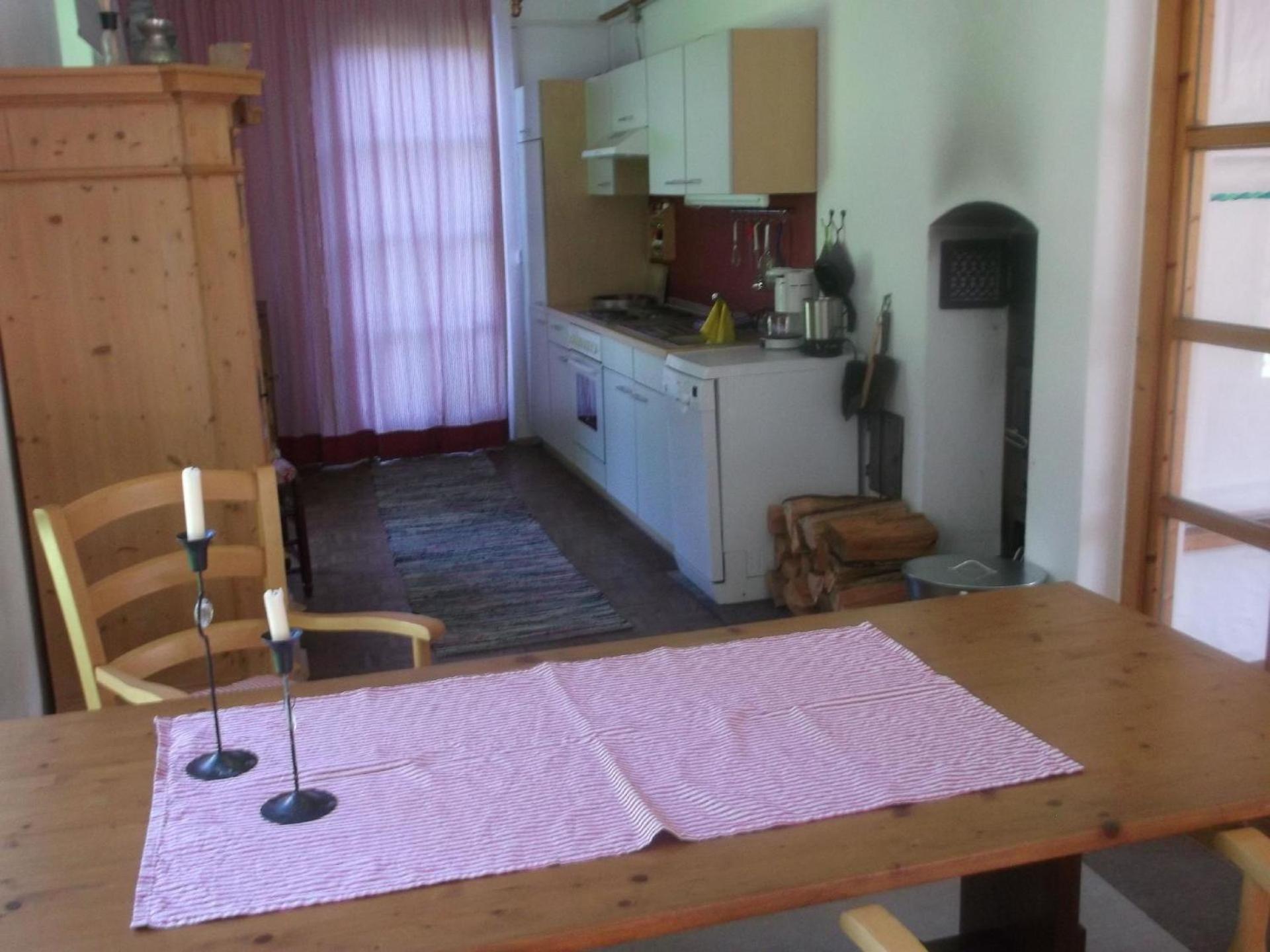 Ferienhaus für drei Personen mit Terrasse und eigenem Gartenanteil