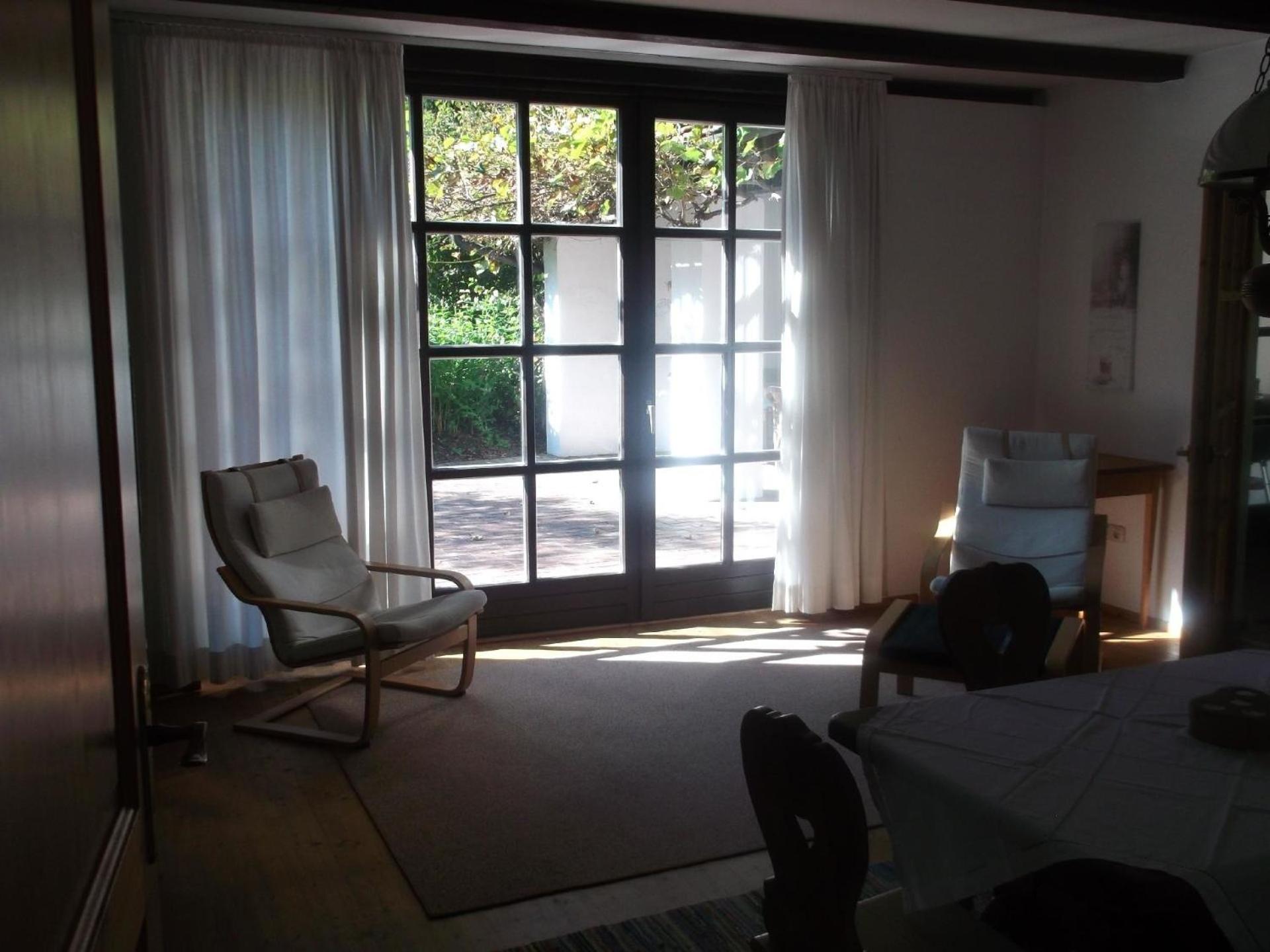 Ferienhaus für drei Personen mit Terrasse und eigenem Gartenanteil