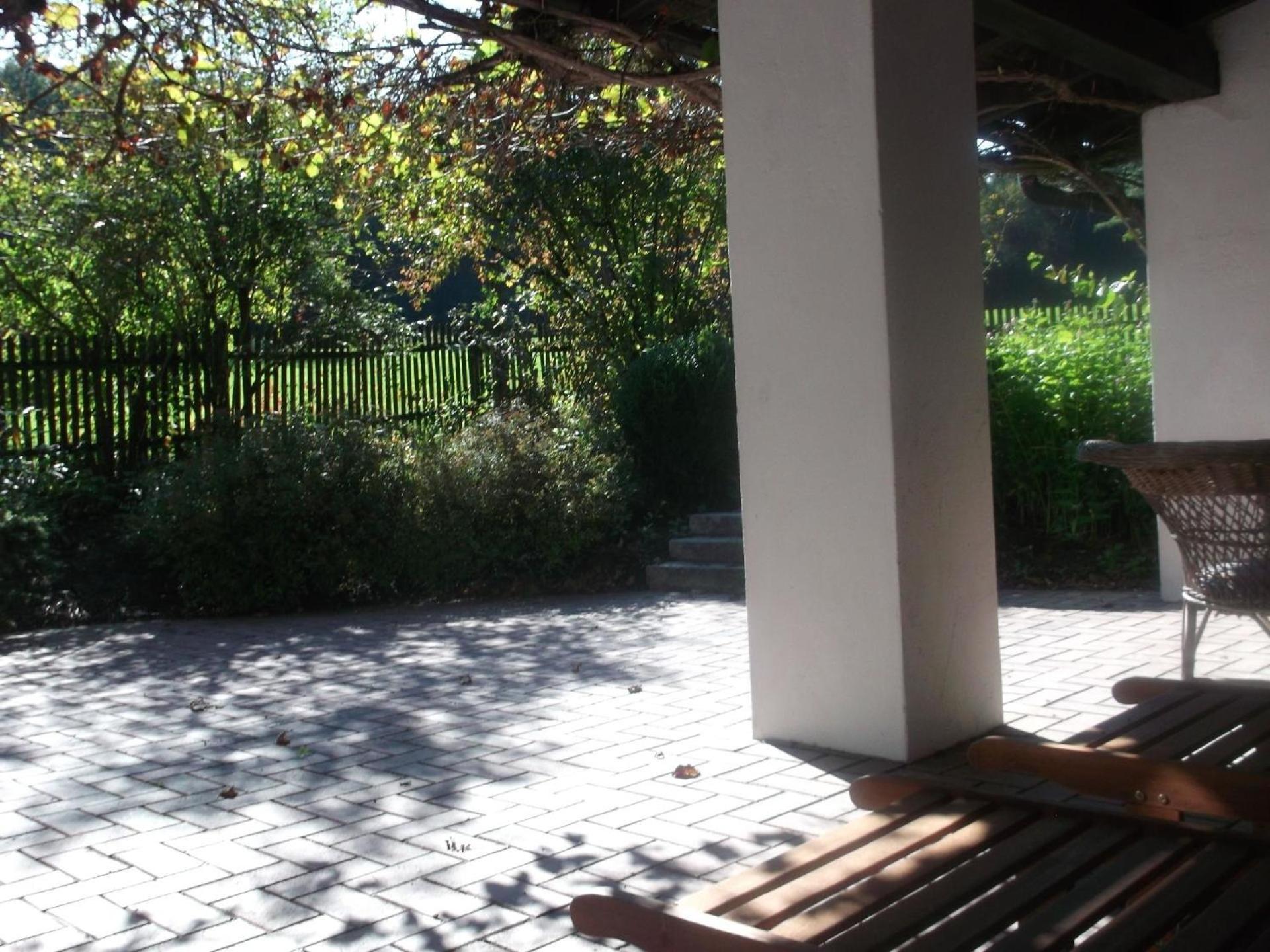 Ferienhaus für drei Personen mit Terrasse und eigenem Gartenanteil