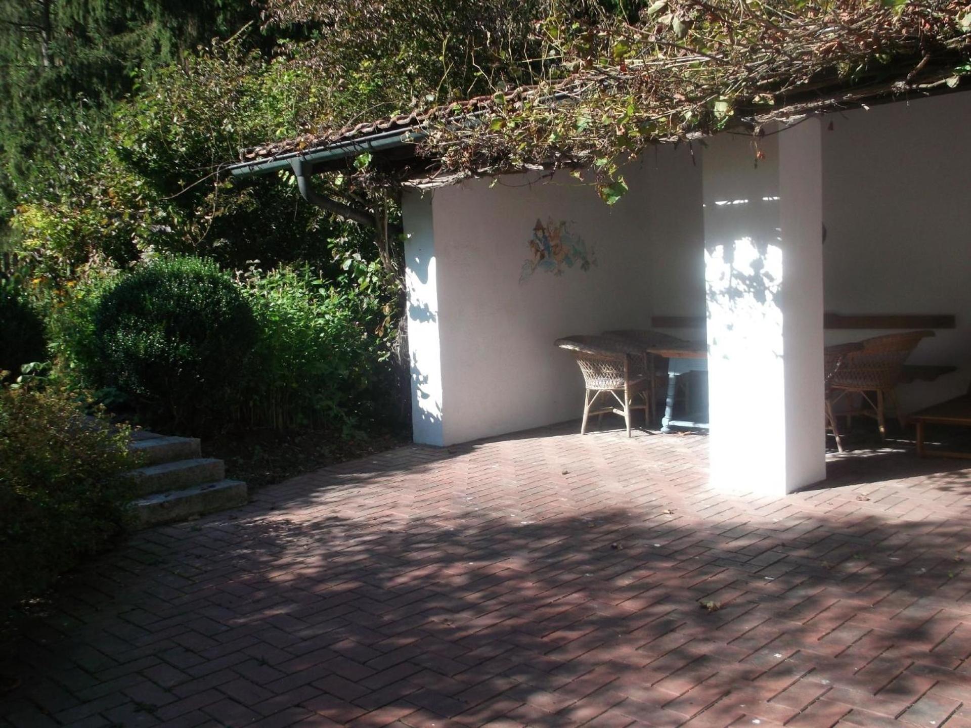 Ferienhaus für drei Personen mit Terrasse und eigenem Gartenanteil