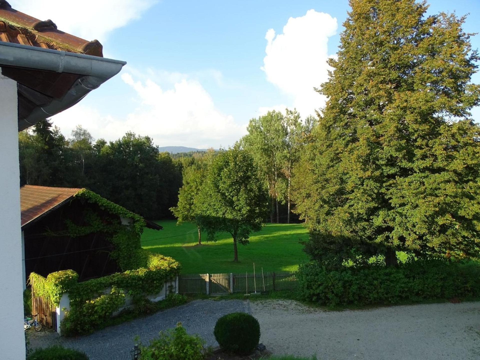 Ferienhaus für drei Personen mit Terrasse und eigenem Gartenanteil