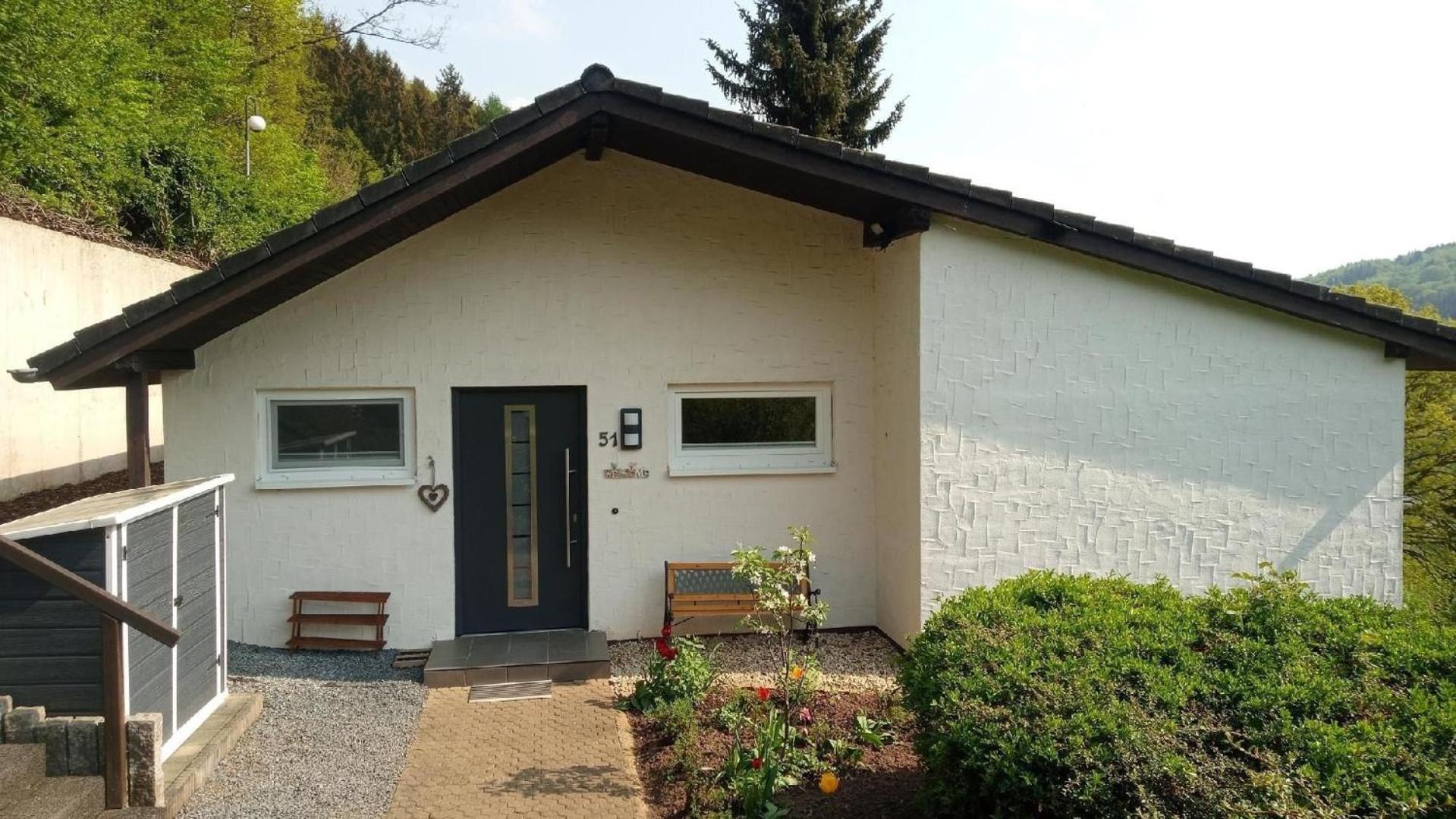 Schönes Ferienhaus mit Panoramablick auf den See und auf die bewaldeten Hügel am Stausee Bitburg
