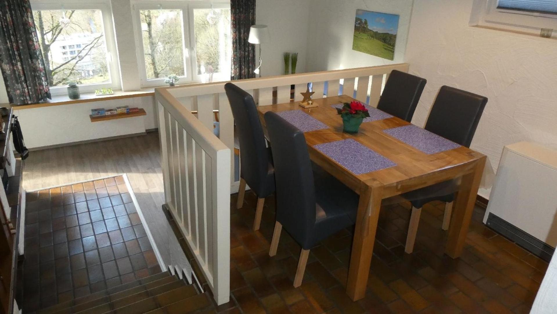 Schönes Ferienhaus mit Panoramablick auf den See und auf die bewaldeten Hügel am Stausee Bitburg