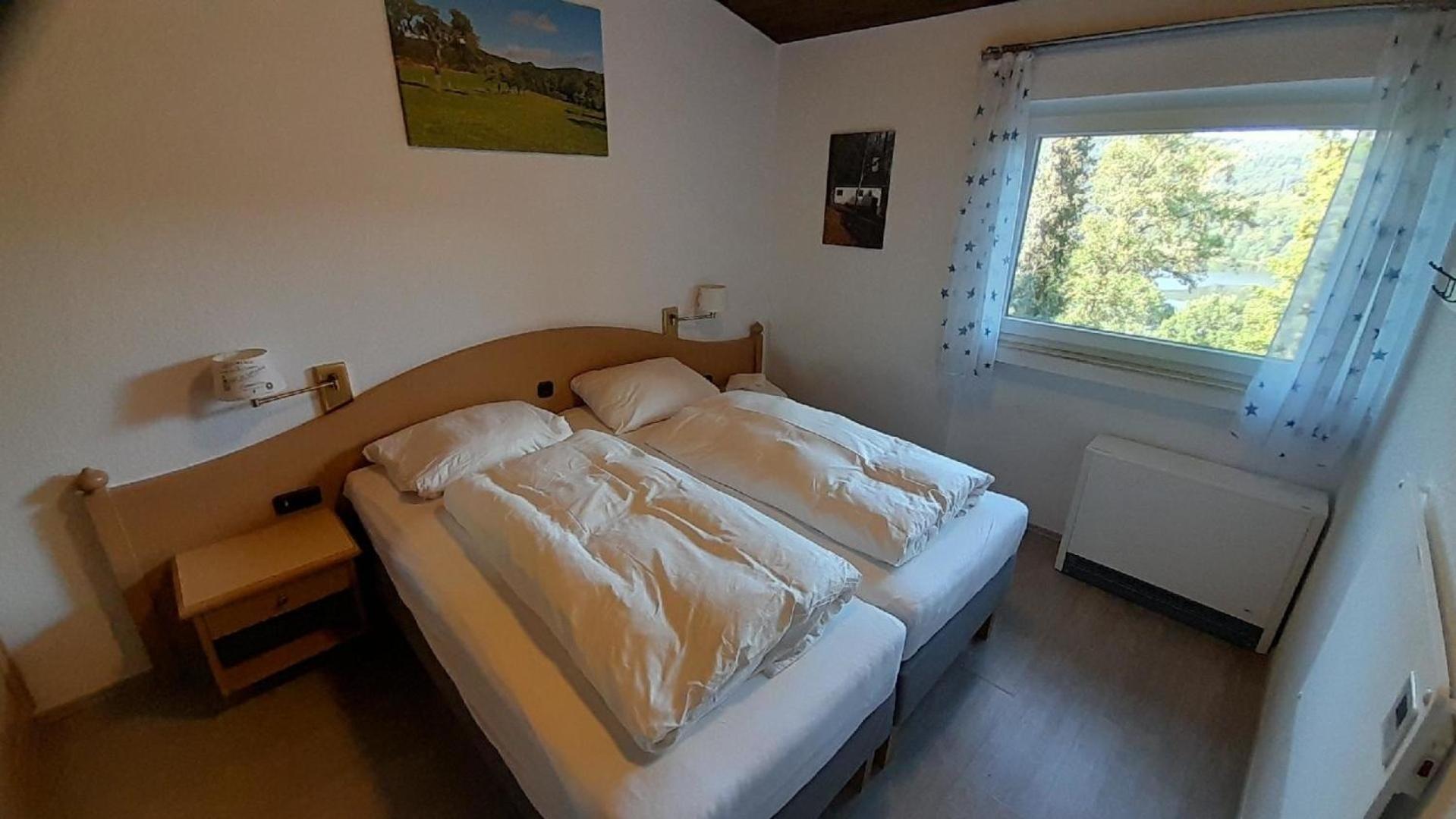 Schönes Ferienhaus mit Panoramablick auf den See und auf die bewaldeten Hügel am Stausee Bitburg