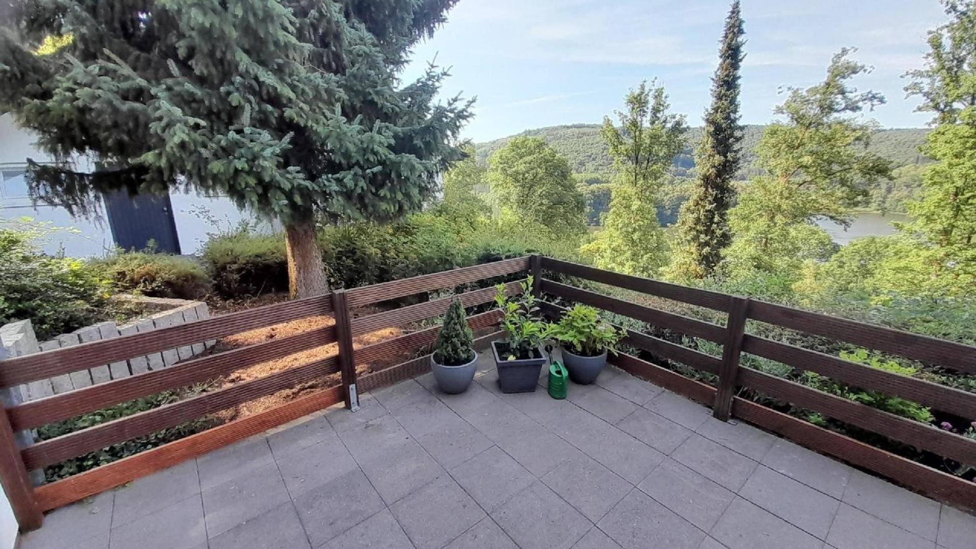 Schönes Ferienhaus mit Panoramablick auf den See und auf die bewaldeten Hügel am Stausee Bitburg