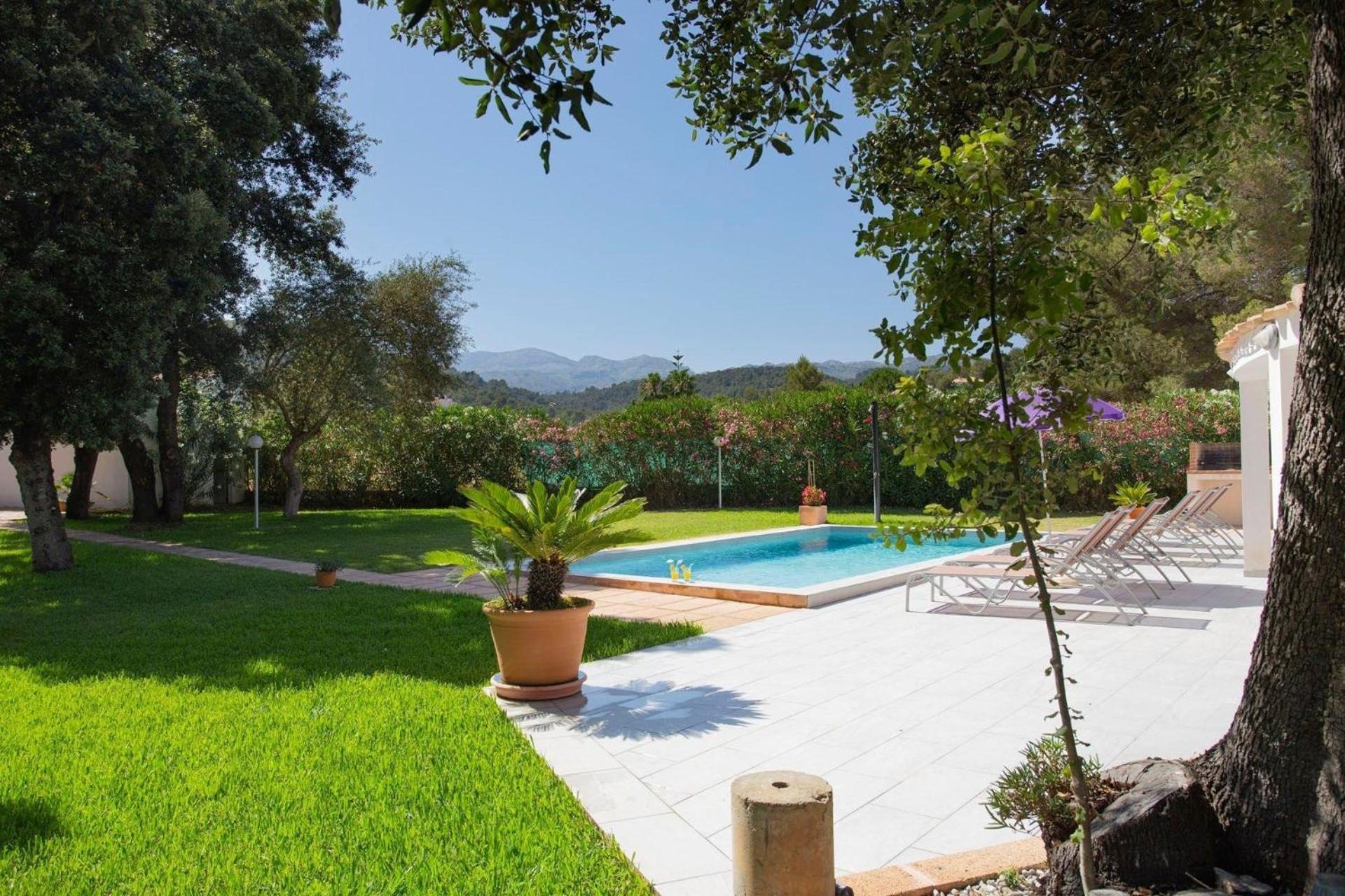 Doppelhaushälfte mit Pool, Garten und Klimaanlage