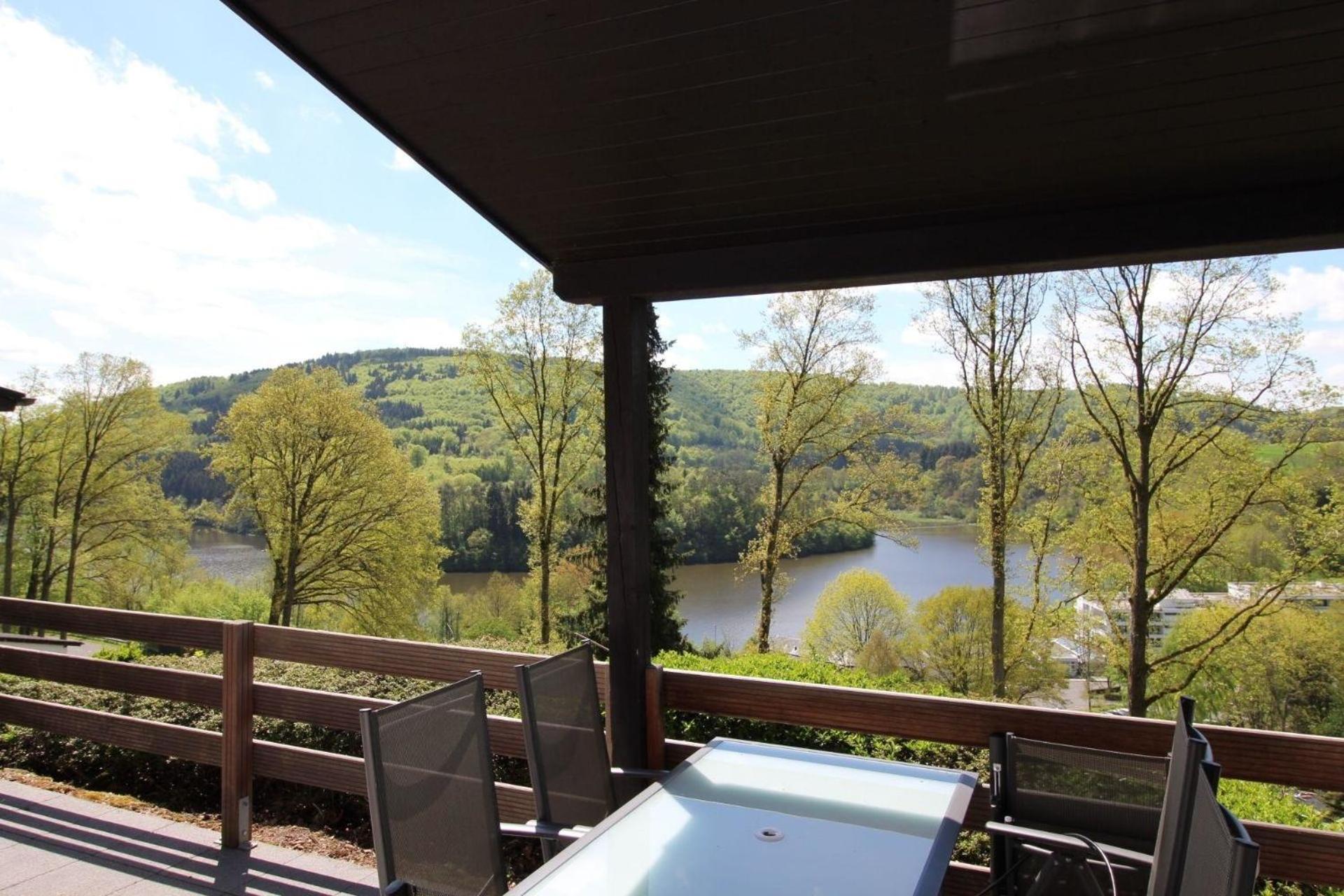 Schönes Ferienhaus mit Panoramablick auf den See und auf die bewaldeten Hügel am Stausee Bitburg