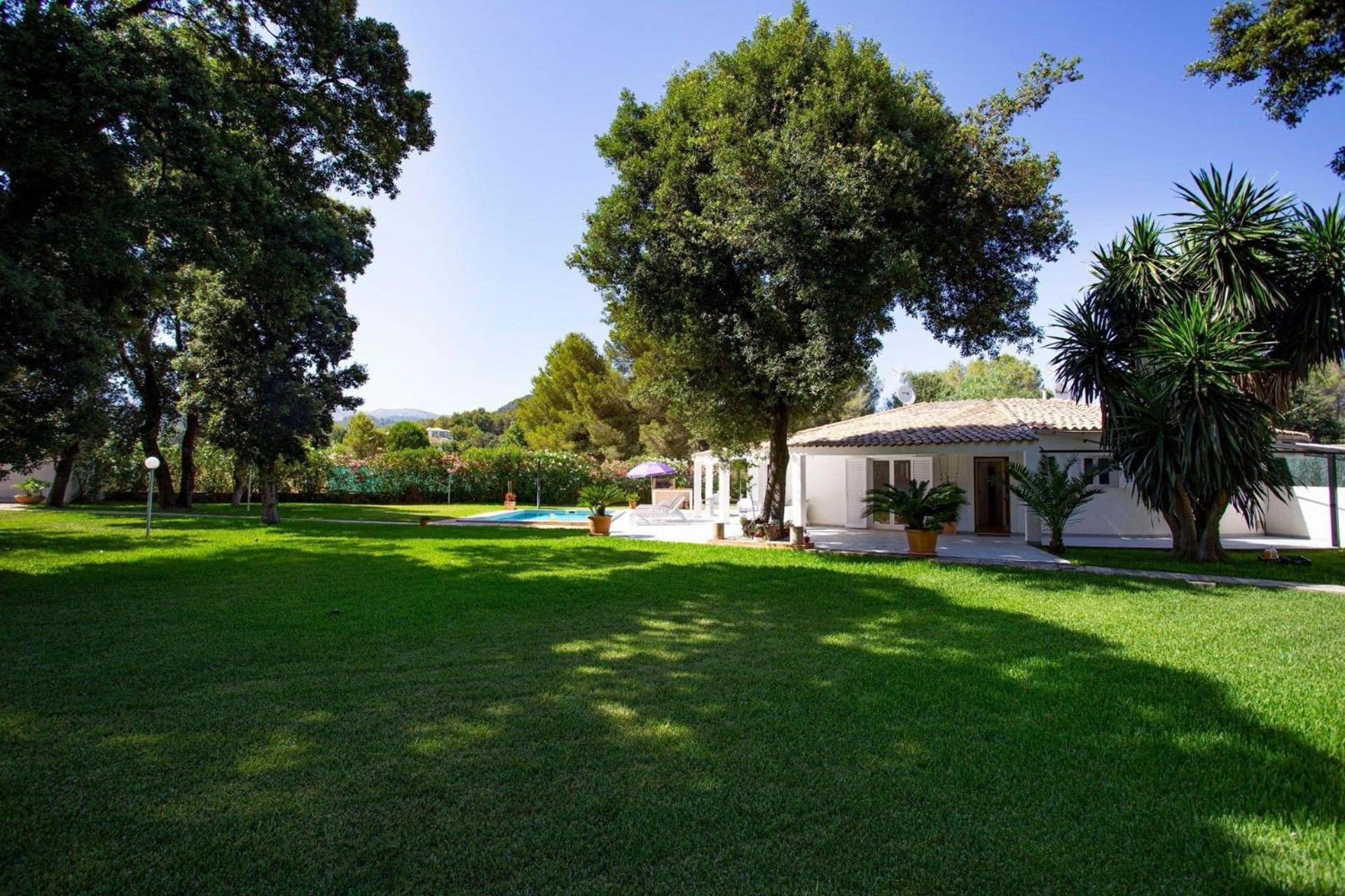 Doppelhaushälfte mit Pool, Garten und Klimaanlage