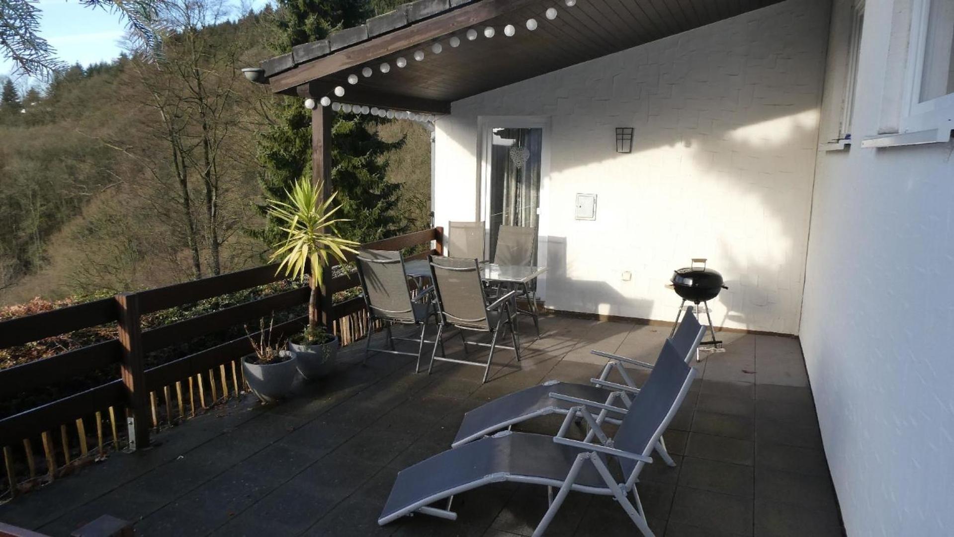 Schönes Ferienhaus mit Panoramablick auf den See und auf die bewaldeten Hügel am Stausee Bitburg