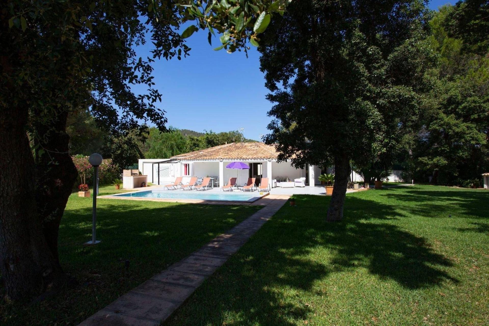 Doppelhaushälfte mit Pool, Garten und Klimaanlage
