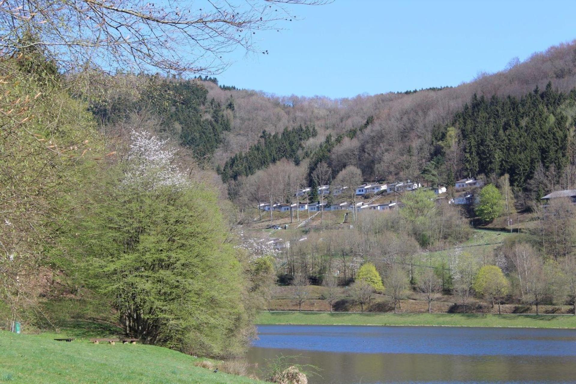Schönes Ferienhaus mit Panoramablick auf den See und auf die bewaldeten Hügel am Stausee Bitburg