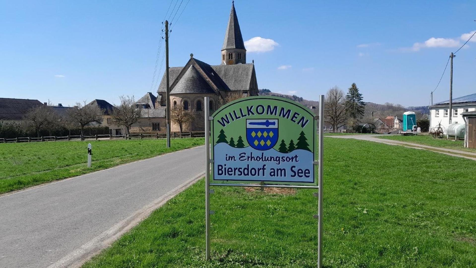 Schönes Ferienhaus mit Panoramablick auf den See und auf die bewaldeten Hügel am Stausee Bitburg