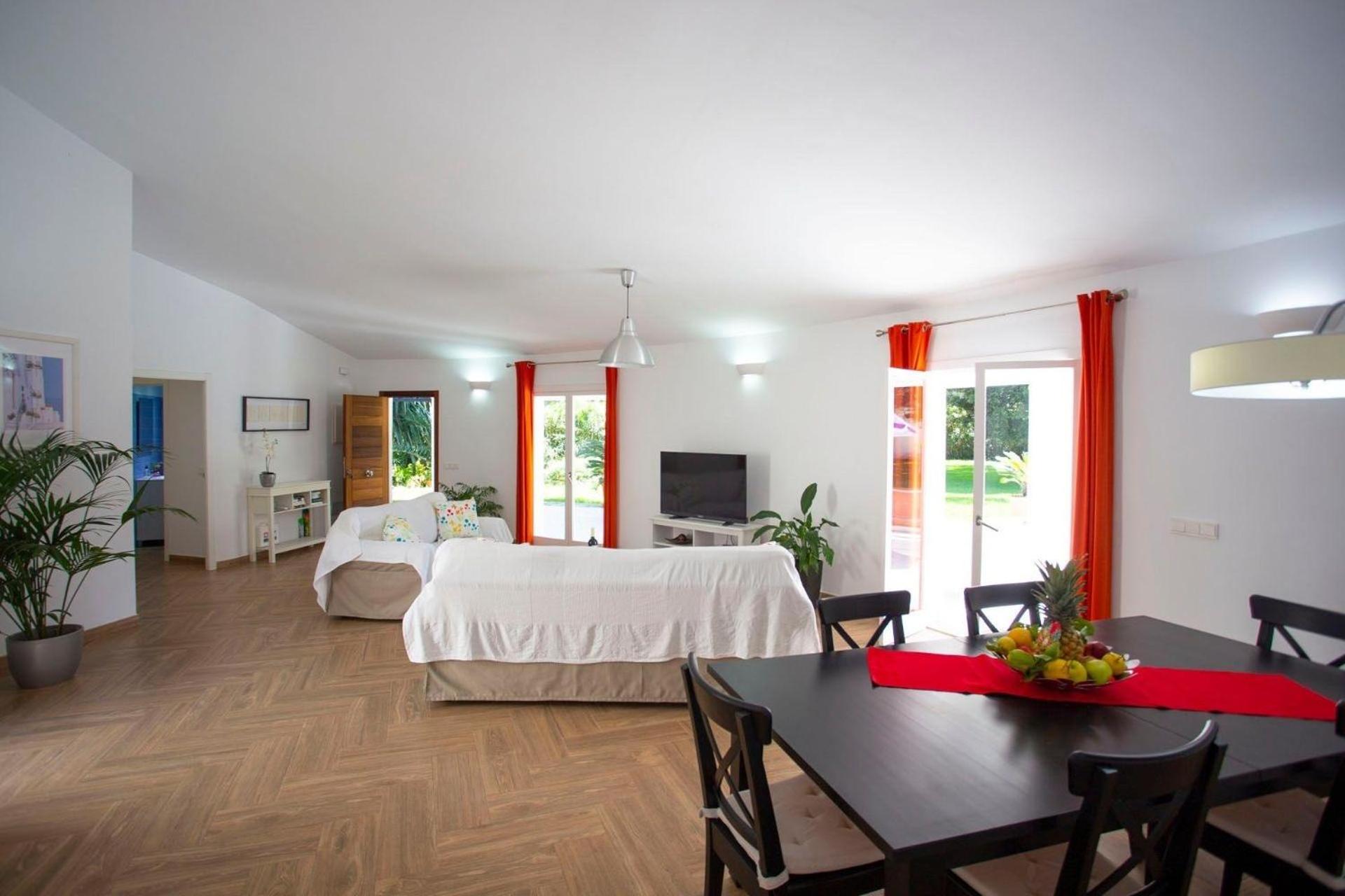 Doppelhaushälfte mit Pool, Garten und Klimaanlage