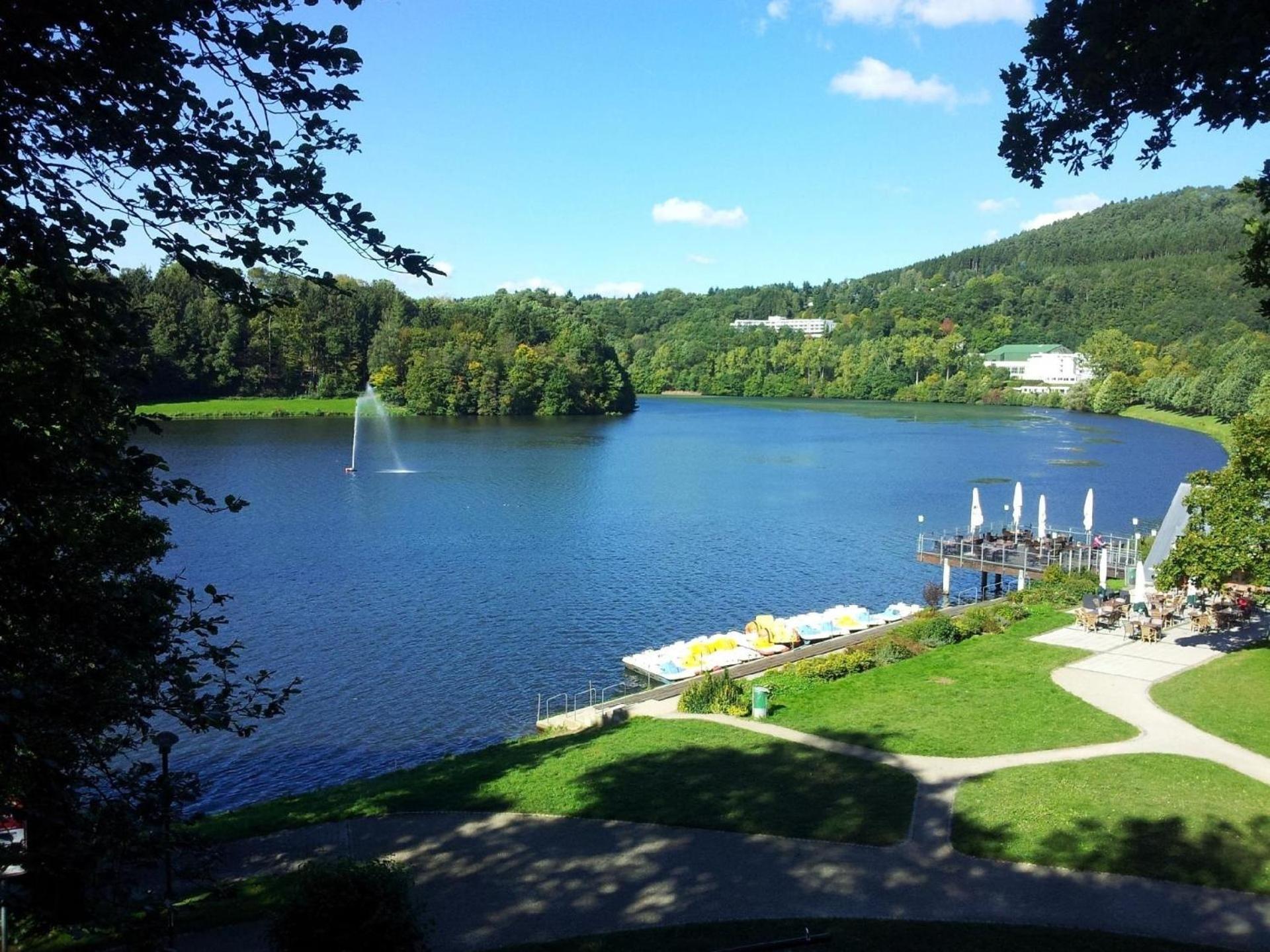 Schönes Ferienhaus mit Panoramablick auf den See und auf die bewaldeten Hügel am Stausee Bitburg