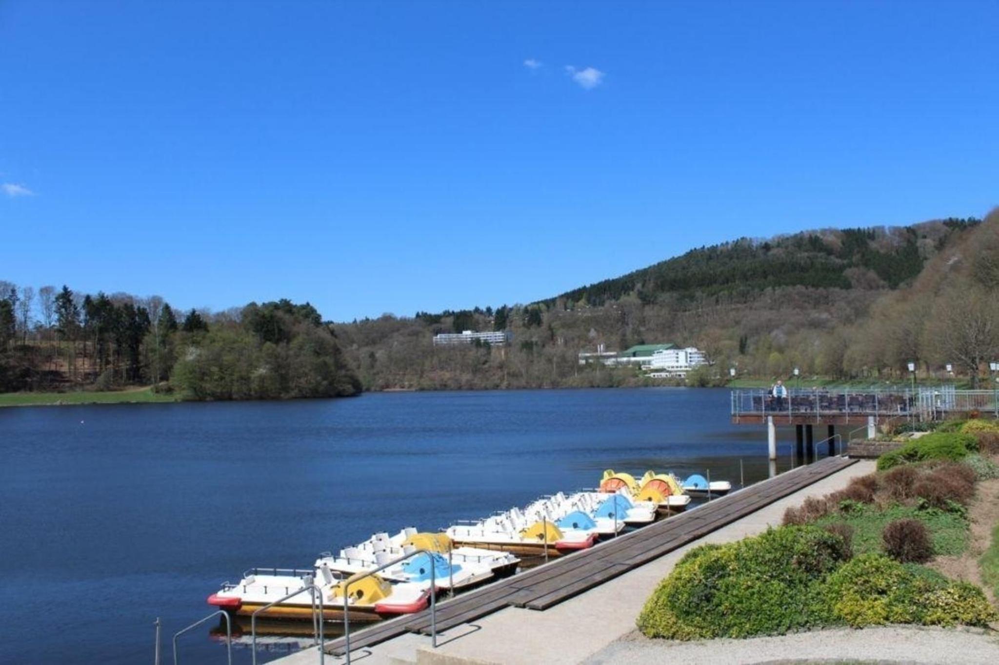 Schönes Ferienhaus mit Panoramablick auf den See und auf die bewaldeten Hügel am Stausee Bitburg