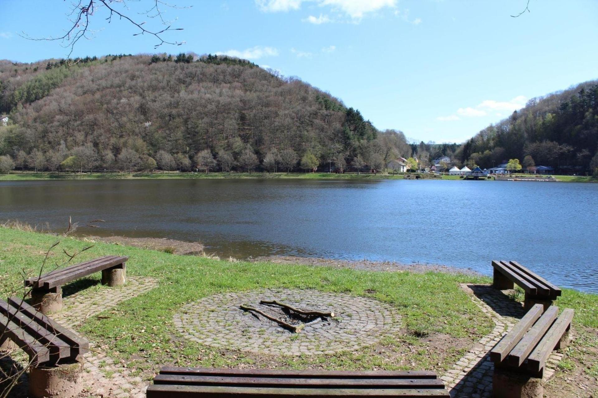 Schönes Ferienhaus mit Panoramablick auf den See und auf die bewaldeten Hügel am Stausee Bitburg