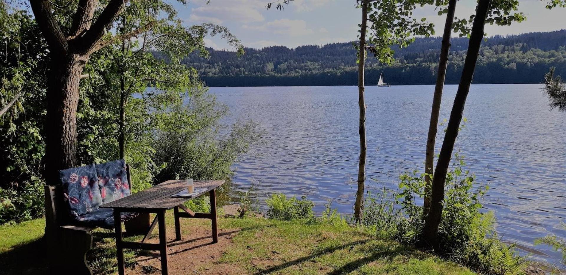 Ferienhaus direkt am See mit Garten und Parkplatz