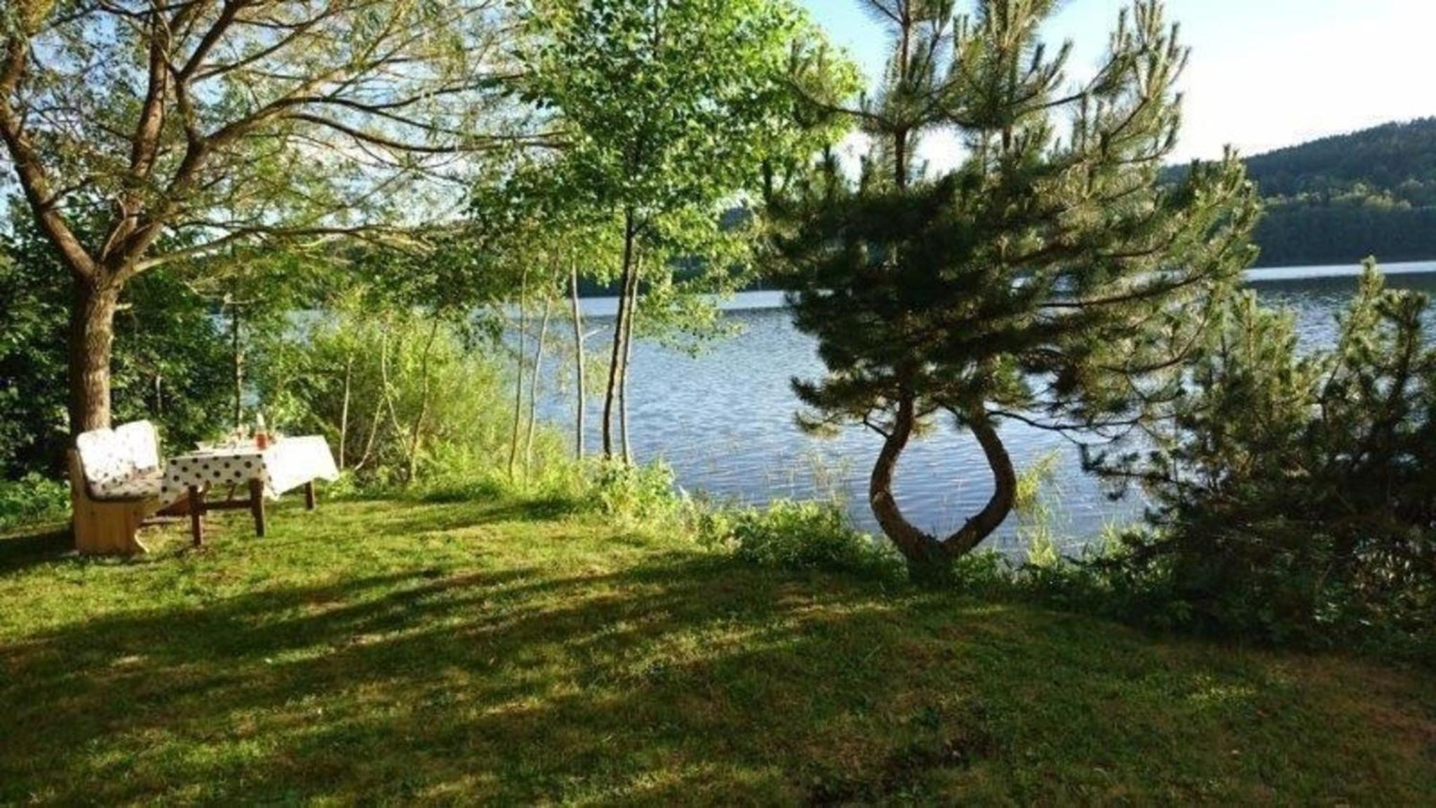 Ferienhaus direkt am See mit Garten und Parkplatz