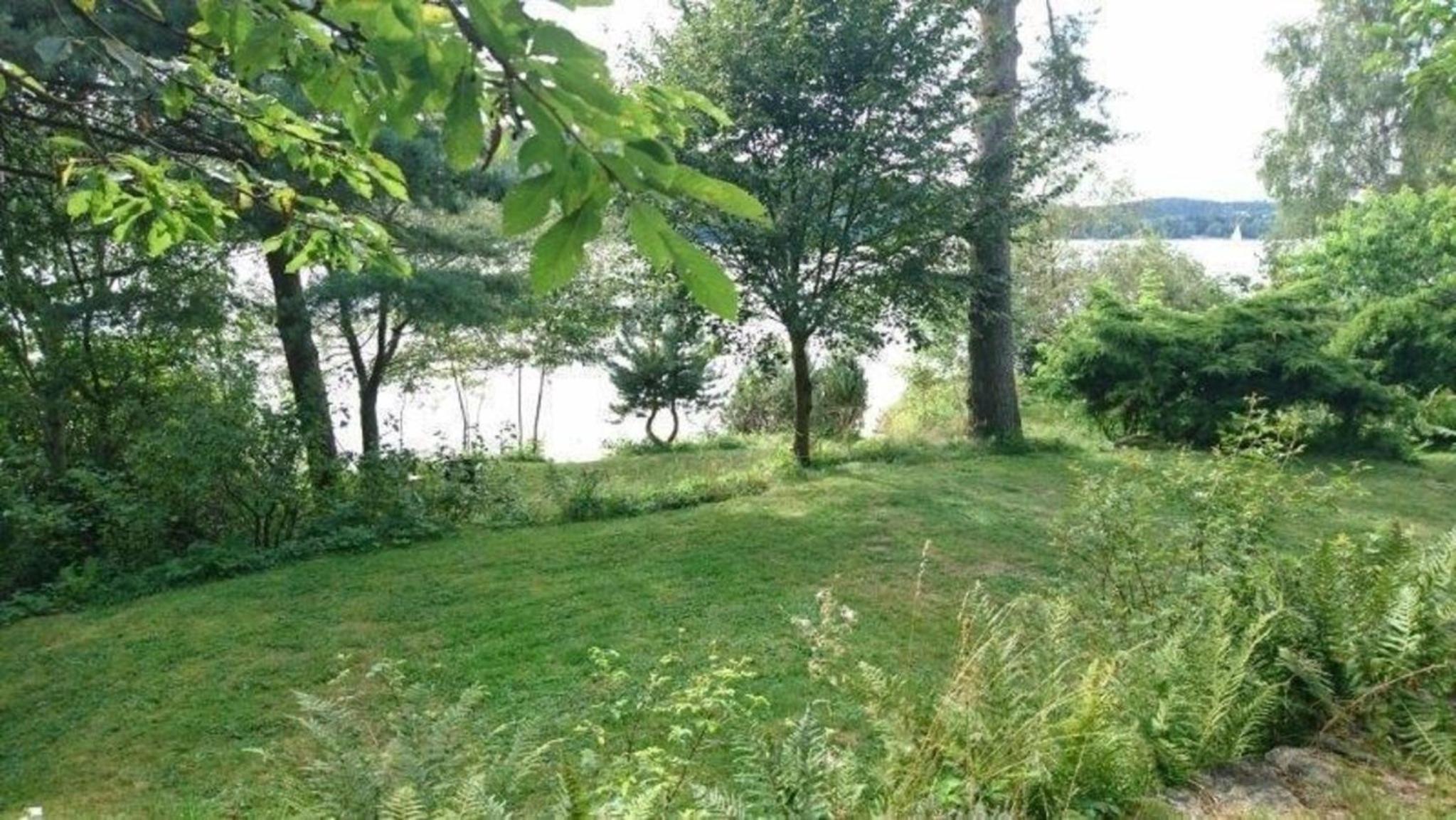 Ferienhaus direkt am See mit Garten und Parkplatz