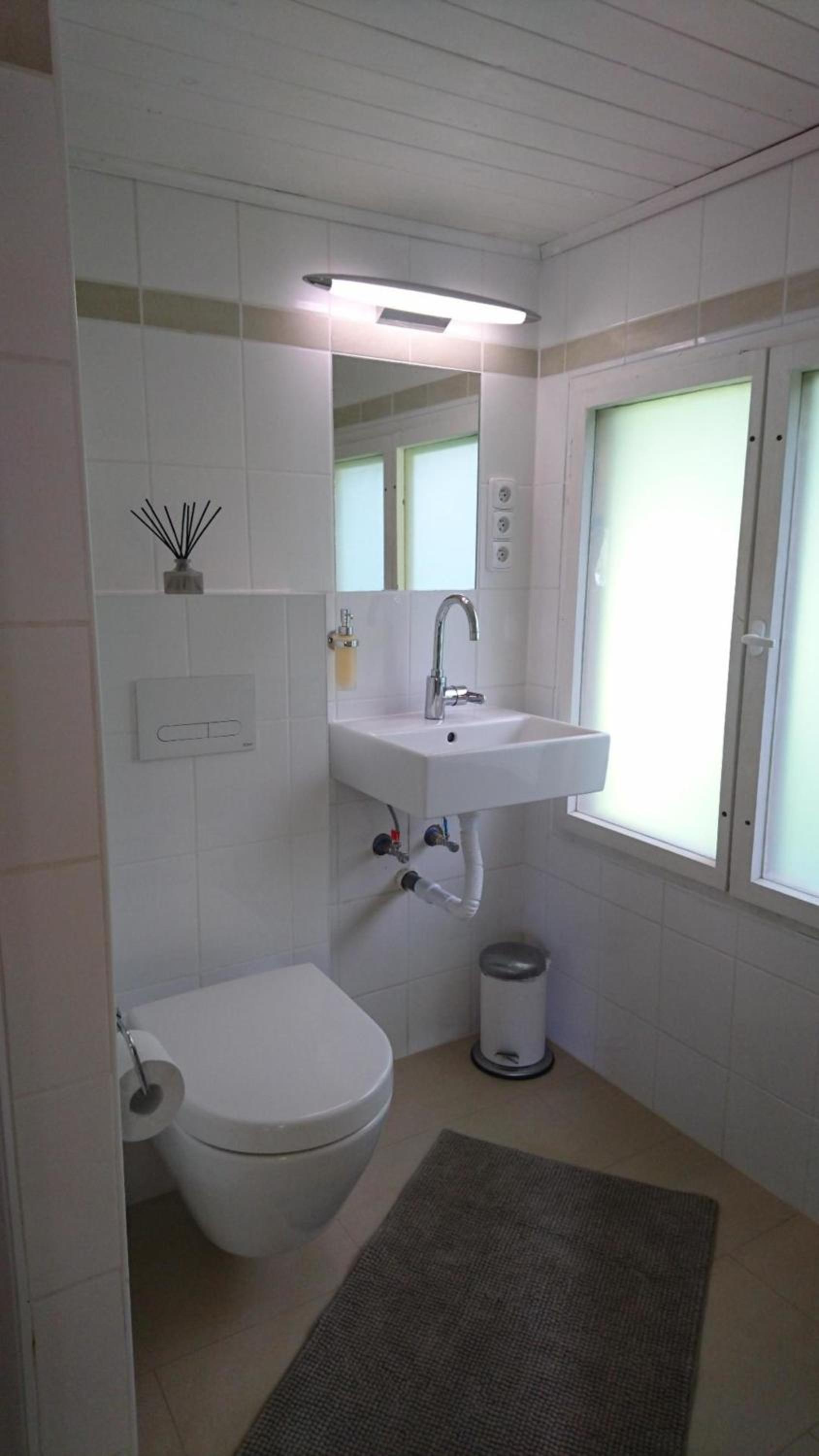 Ferienhaus direkt am See mit Garten und Parkplatz
