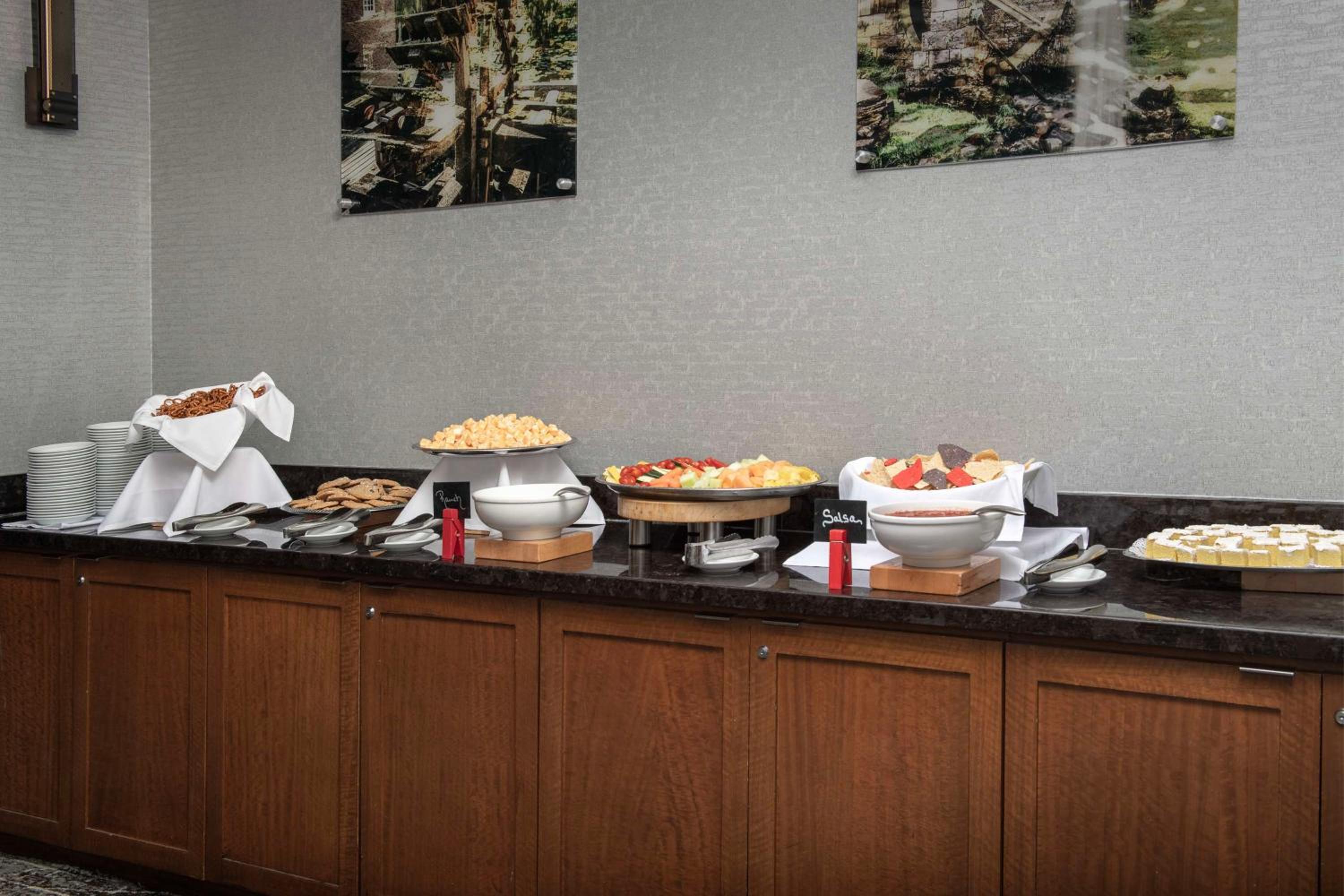 Springfield Vacations - Embassy Suites Springfield - Property Image 17