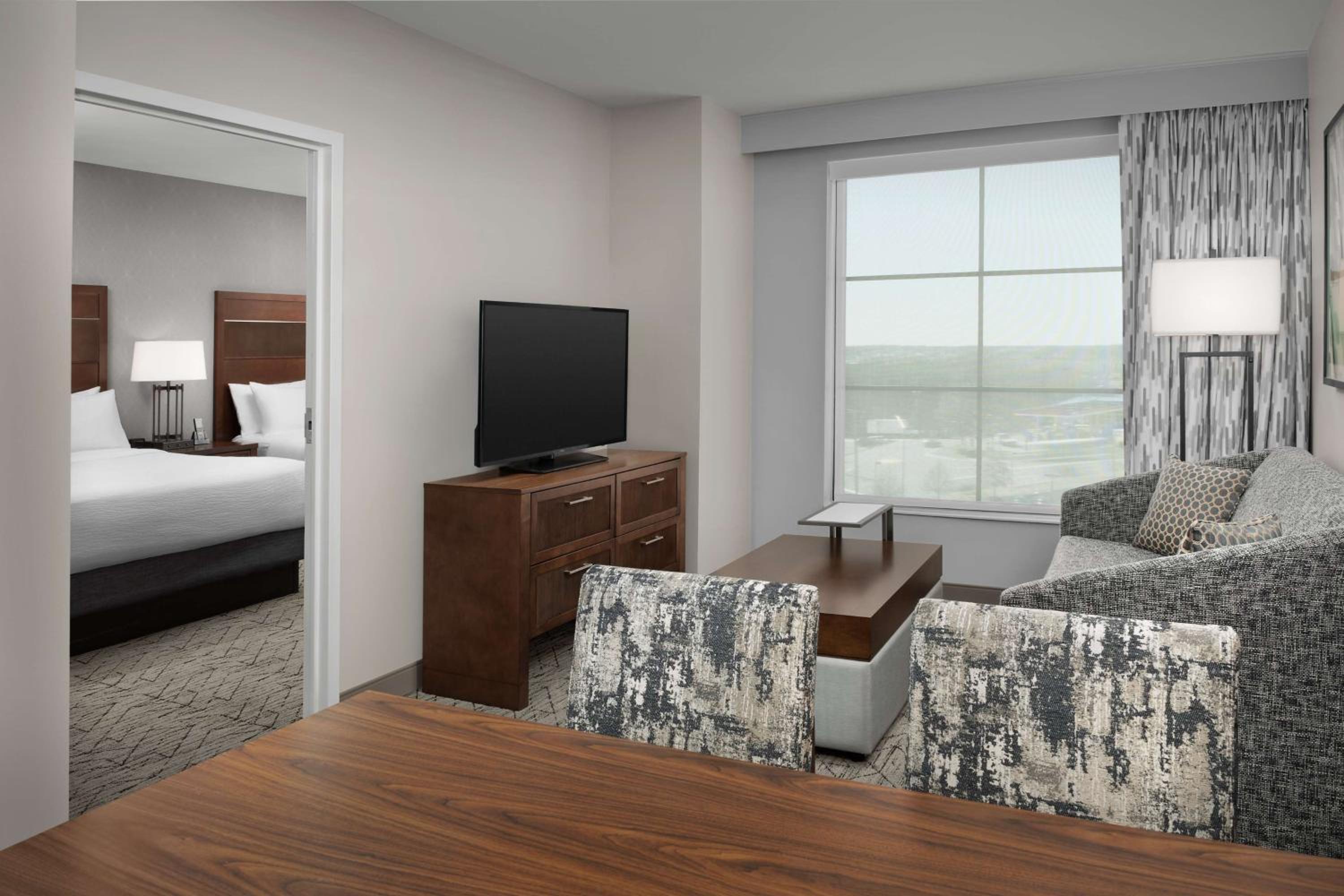 Springfield Vacations - Embassy Suites Springfield - Property Image 8