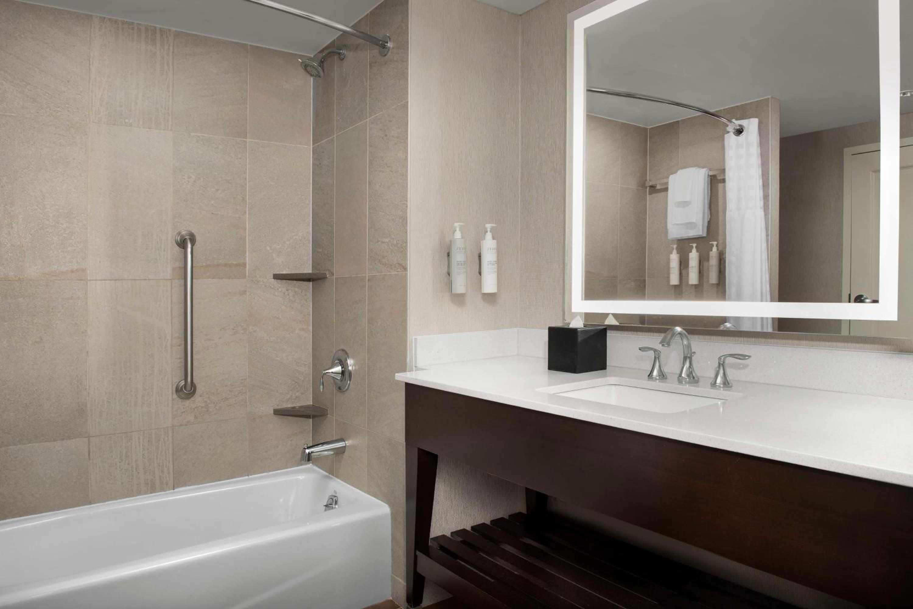 Springfield Vacations - Embassy Suites Springfield - Property Image 72