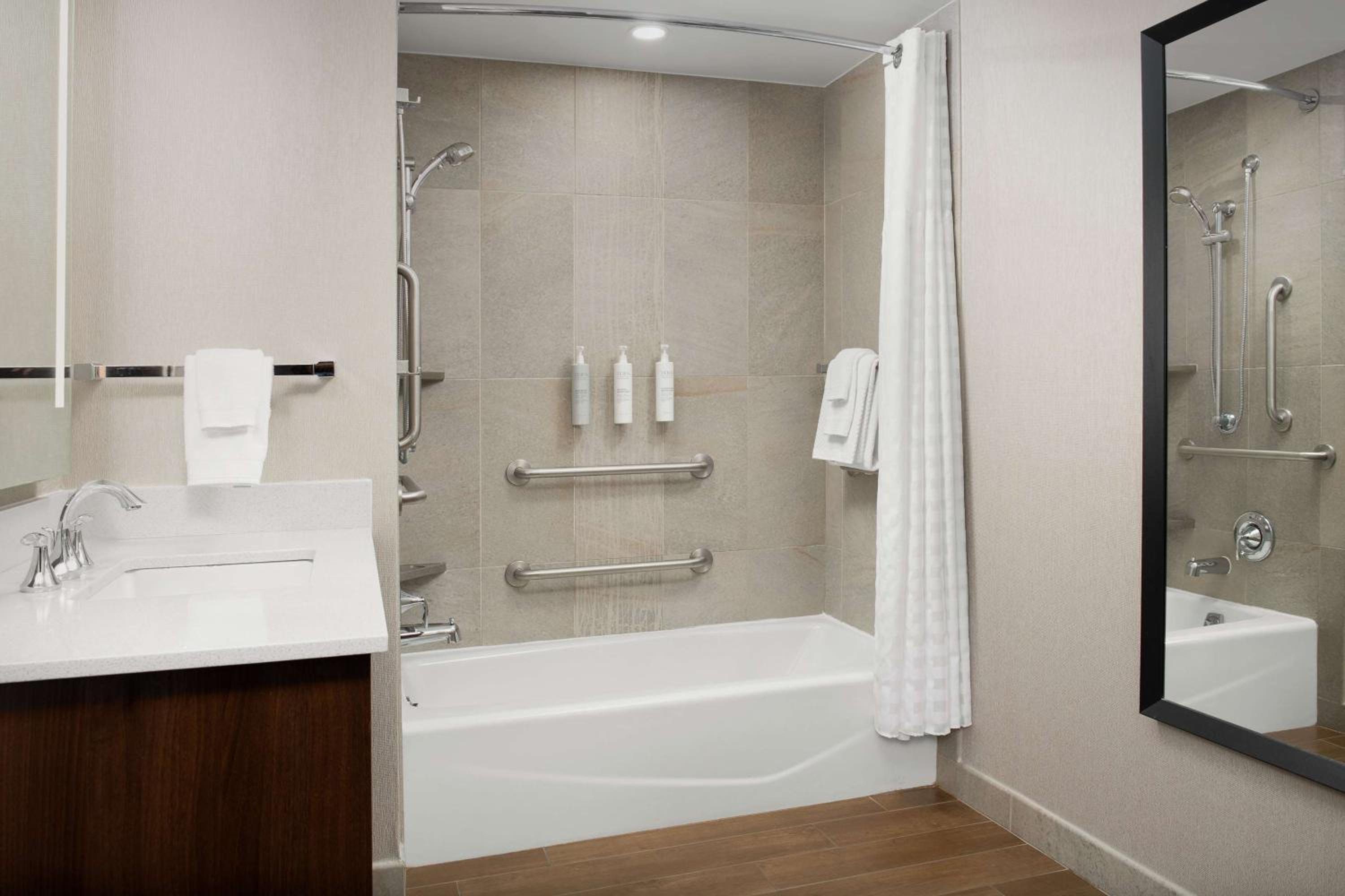 DC Suburbs Vacations - Embassy Suites Springfield - Property Image 2