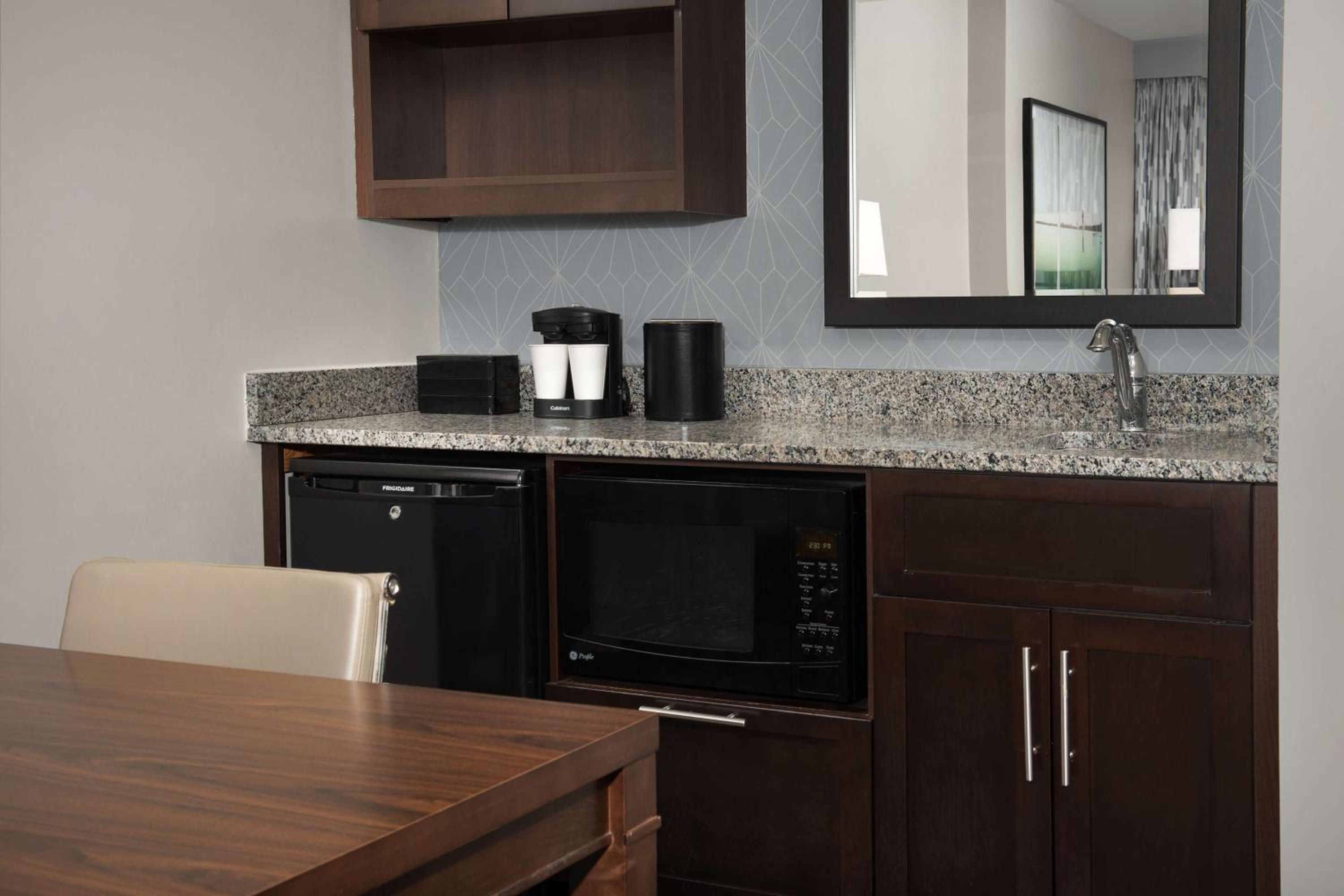 DC Suburbs Vacations - Embassy Suites Springfield - Property Image 4