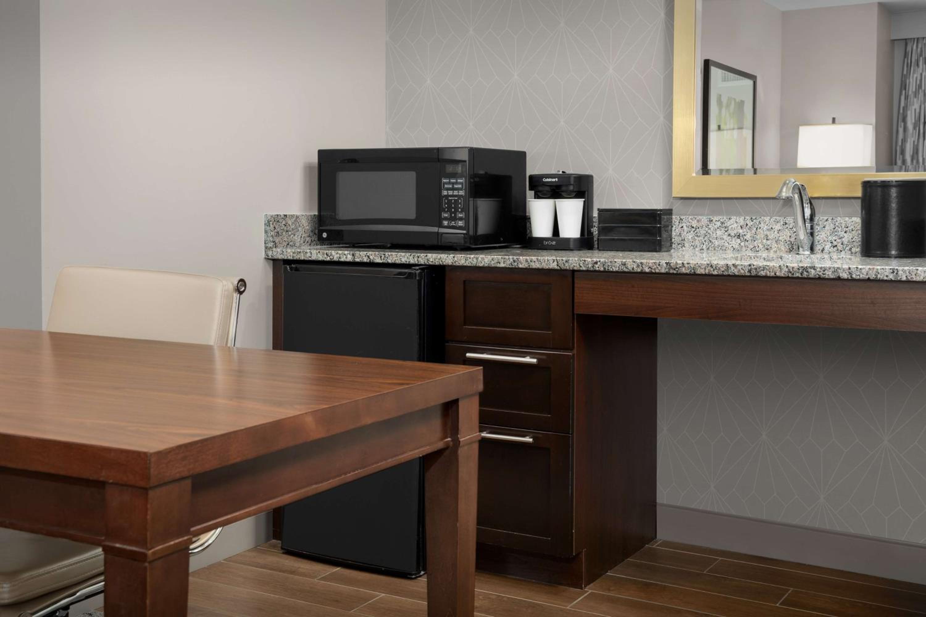 Springfield Vacations - Embassy Suites Springfield - Property Image 60