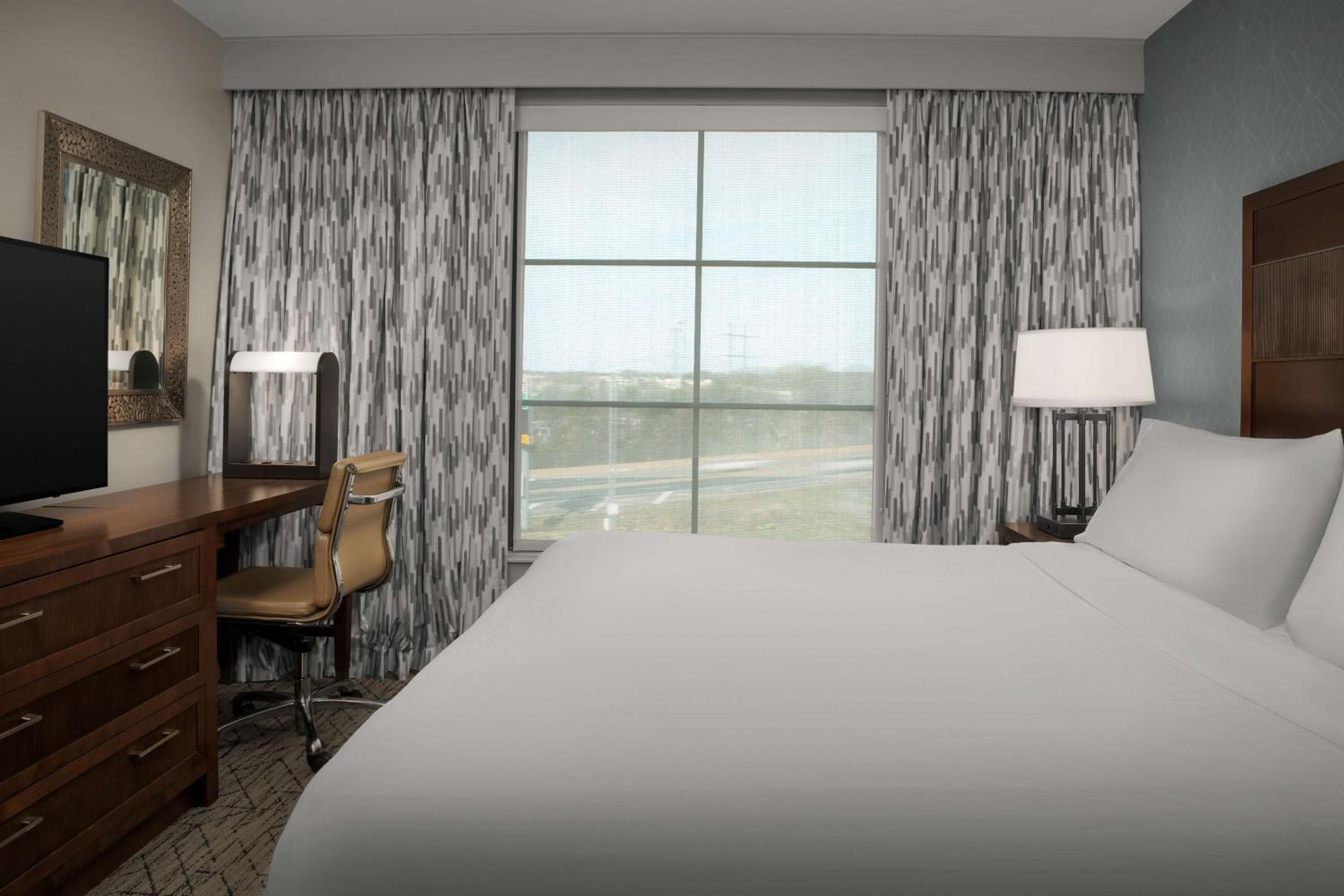 Springfield Vacations - Embassy Suites Springfield - Property Image 56