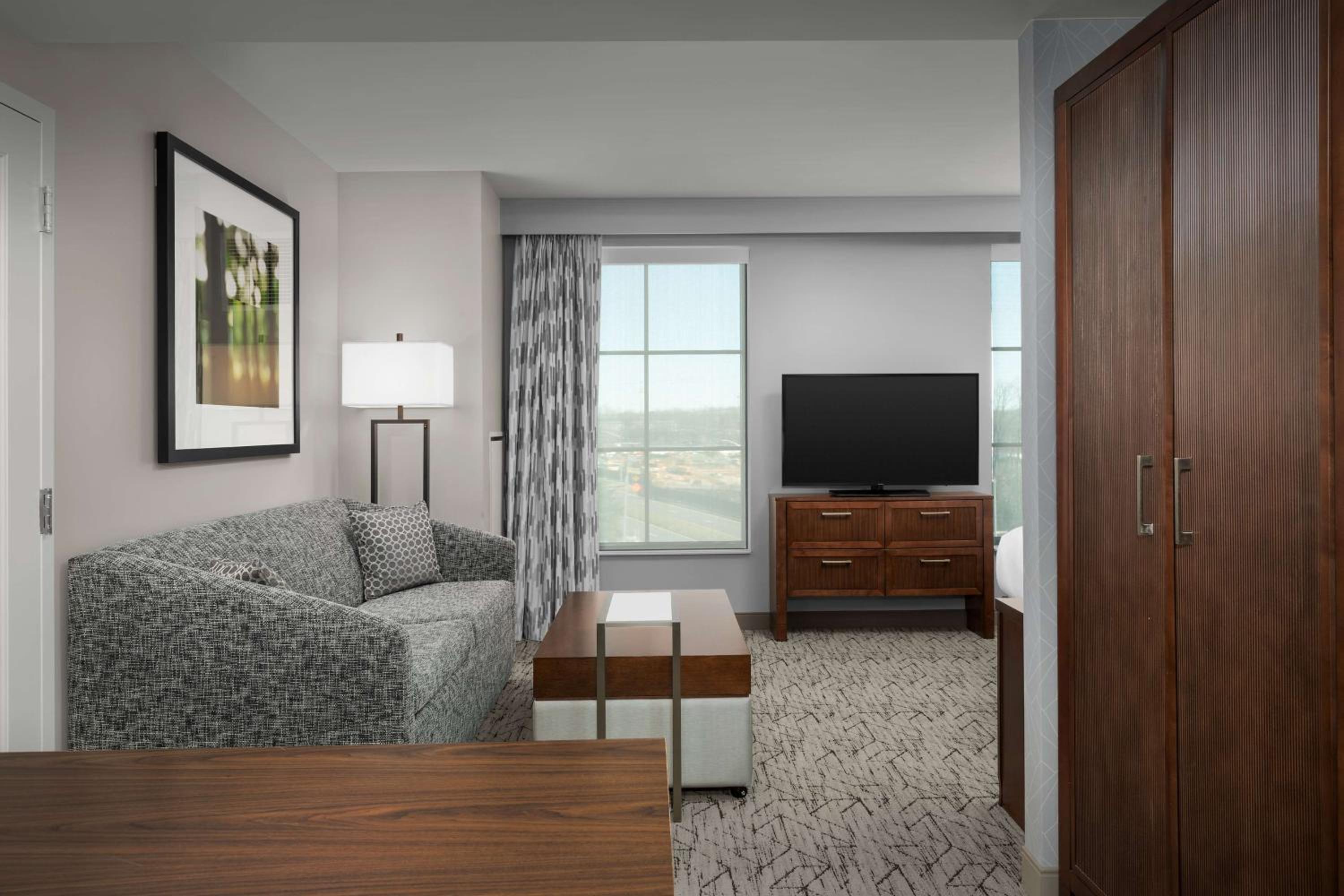 Springfield Vacations - Embassy Suites Springfield - Property Image 52