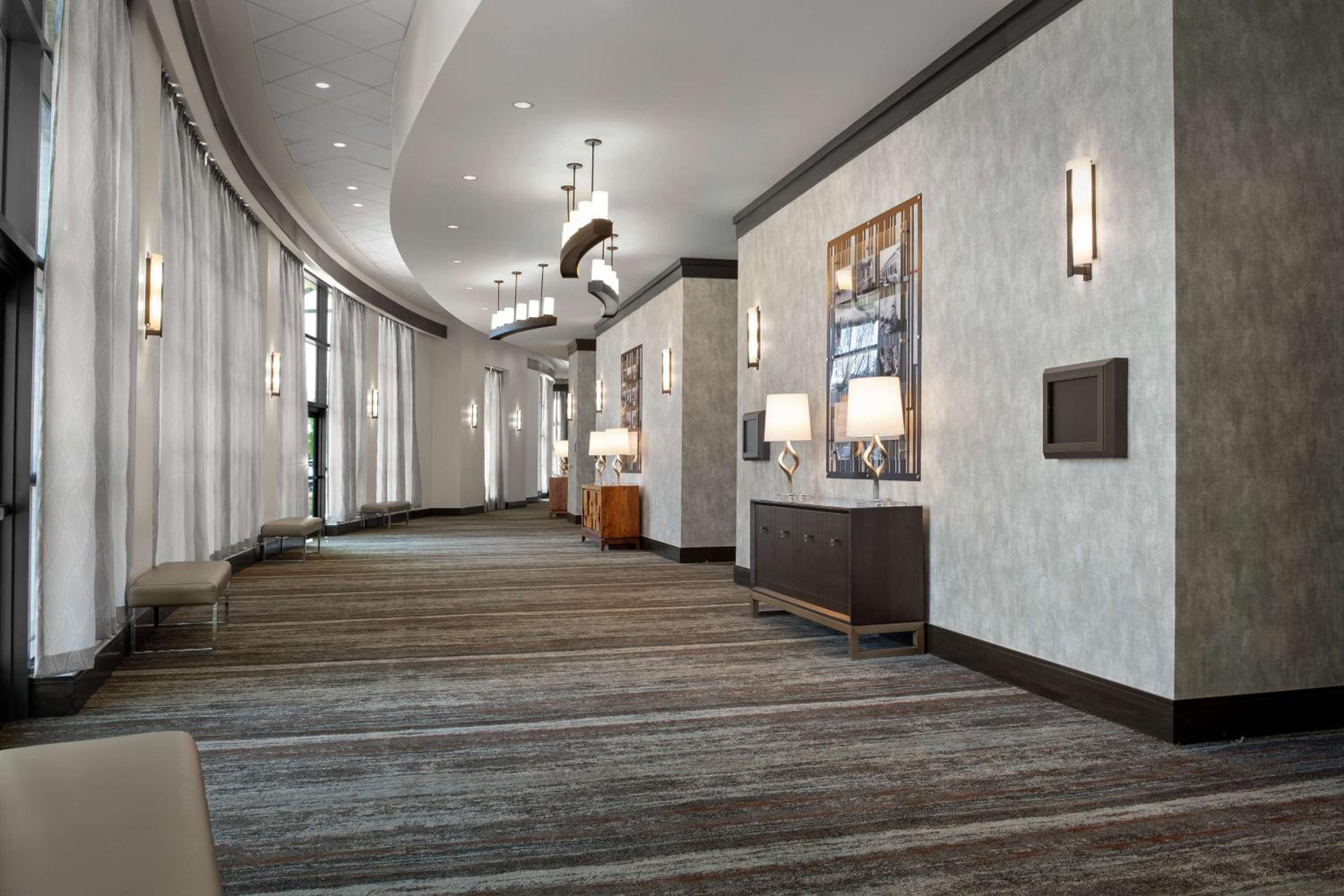 Springfield Vacations - Embassy Suites Springfield - Property Image 49