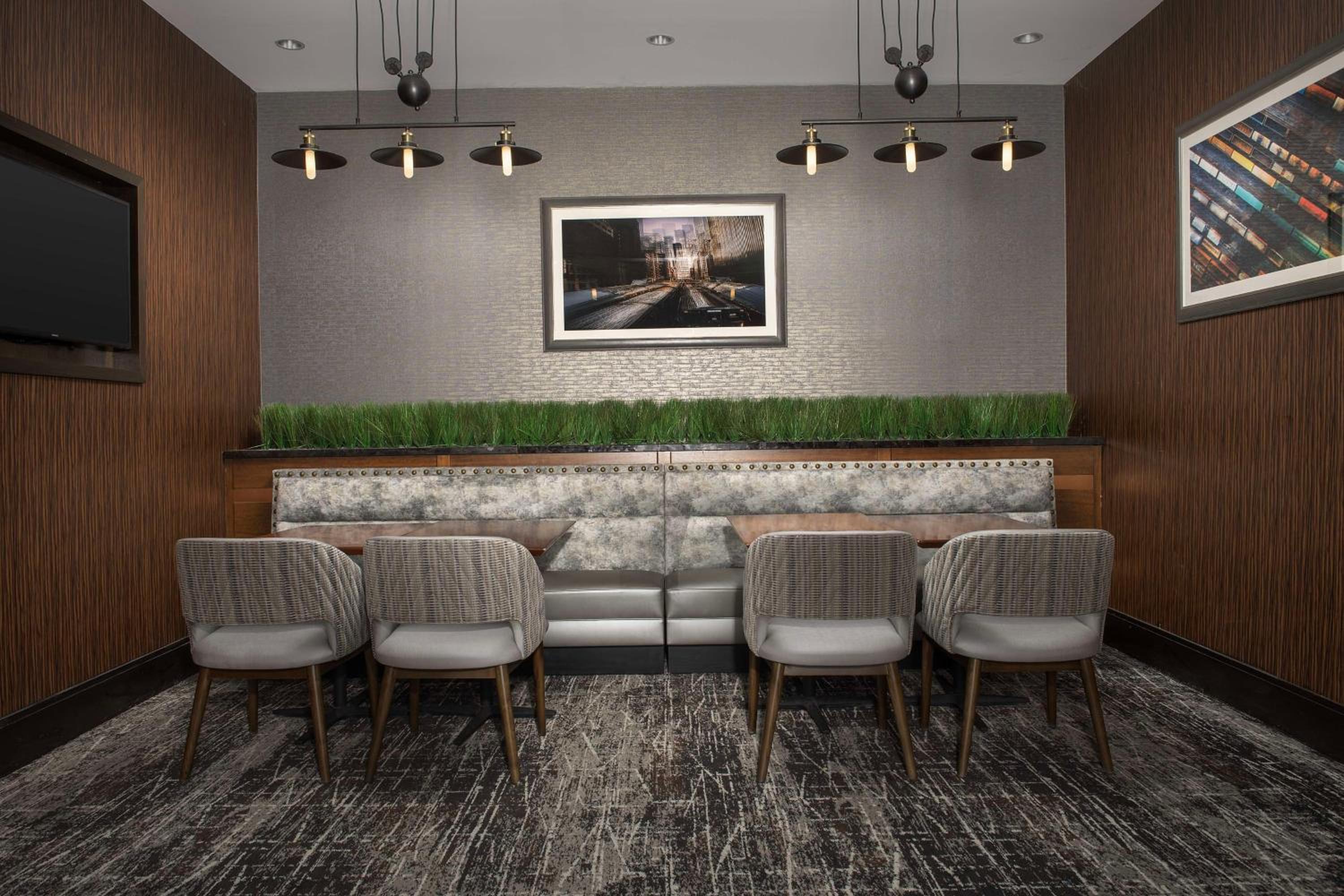 Springfield Vacations - Embassy Suites Springfield - Property Image 3