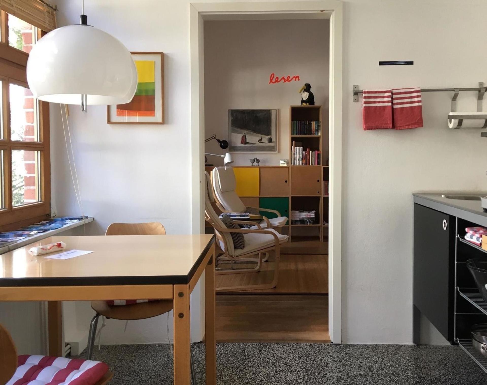 Zentrale Wohnung mit Klavier, Kunst und Design