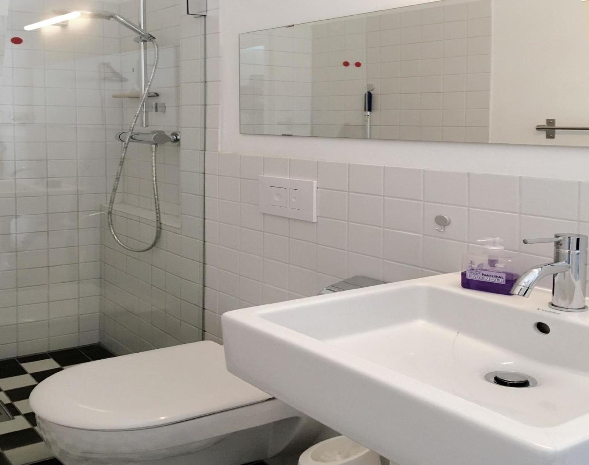 Zentrale Wohnung mit Klavier, Kunst und Design