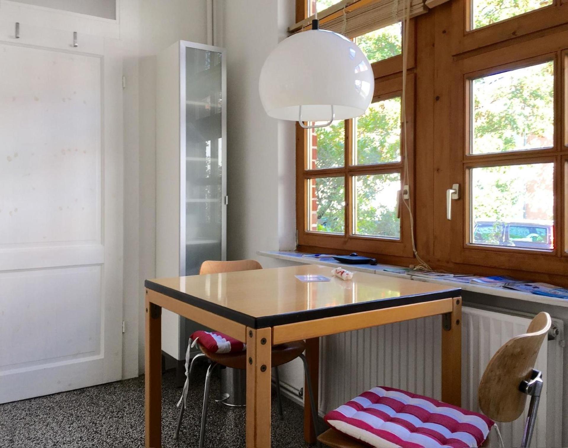Zentrale Wohnung mit Klavier, Kunst und Design