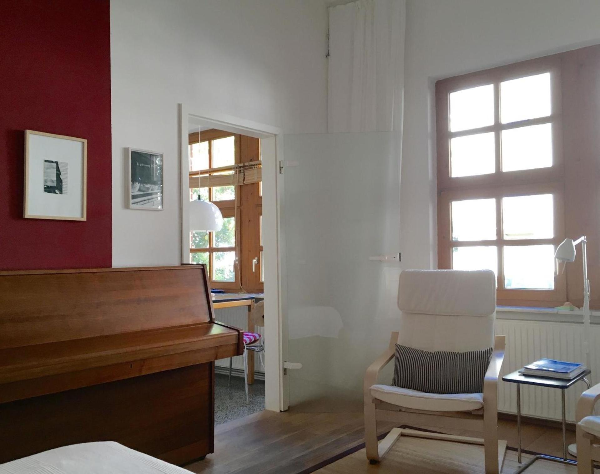 Zentrale Wohnung mit Klavier, Kunst und Design