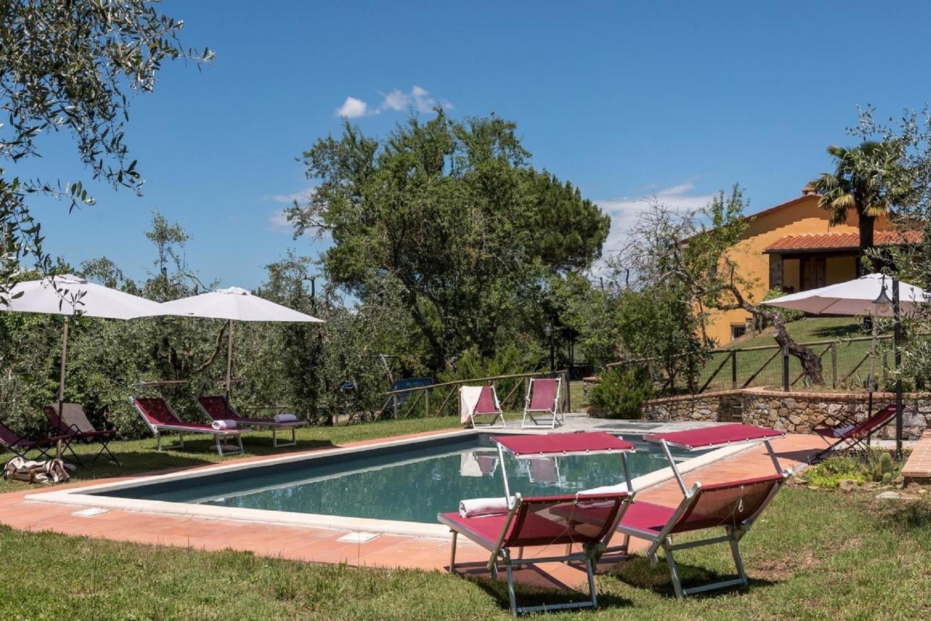 Villa in Lucignano mit Klimaanlage, Pool, Garten, grosse überdachte Terrasse view 2