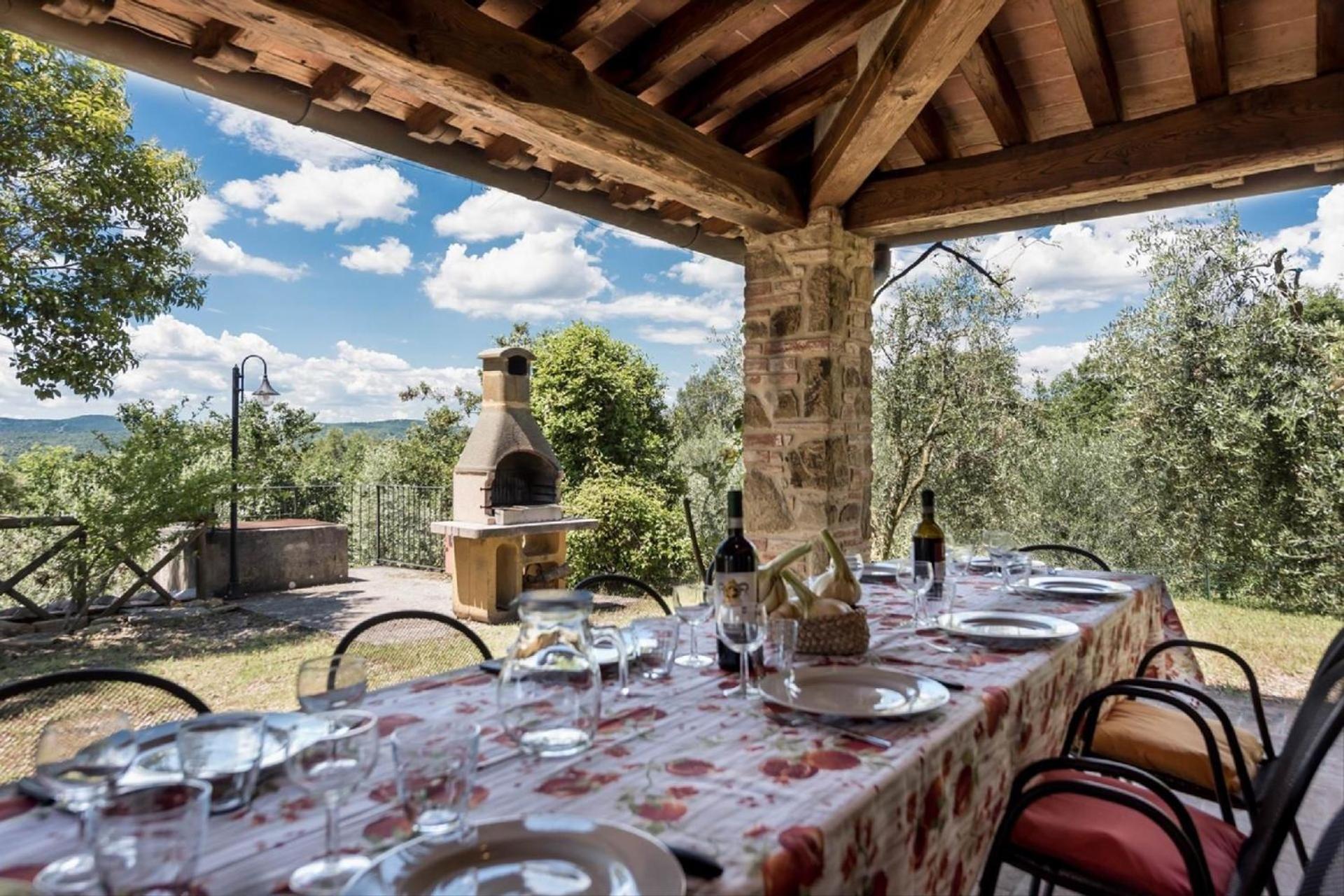 Villa in Lucignano mit Klimaanlage, Pool, Garten, grosse überdachte Terrasse view 3