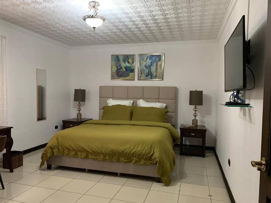Luxury House near to Juan Sant. Airport, Alajuela.