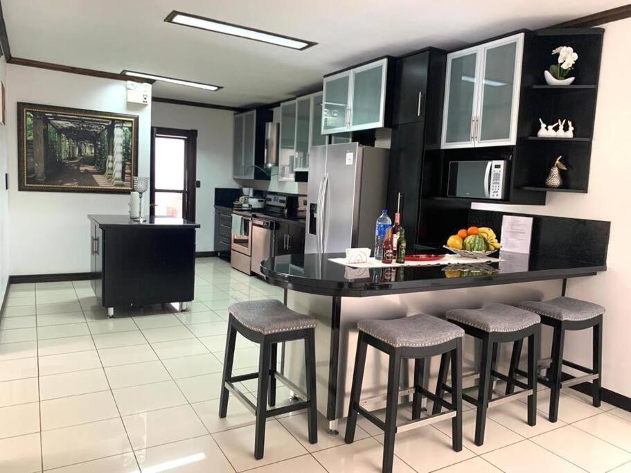 Luxury House near to Juan Sant. Airport, Alajuela.