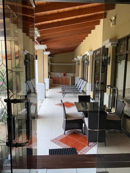 Luxury House near to Juan Sant. Airport, Alajuela.