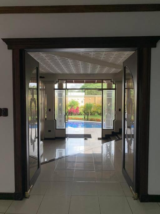 Luxury House near to Juan Sant. Airport, Alajuela.